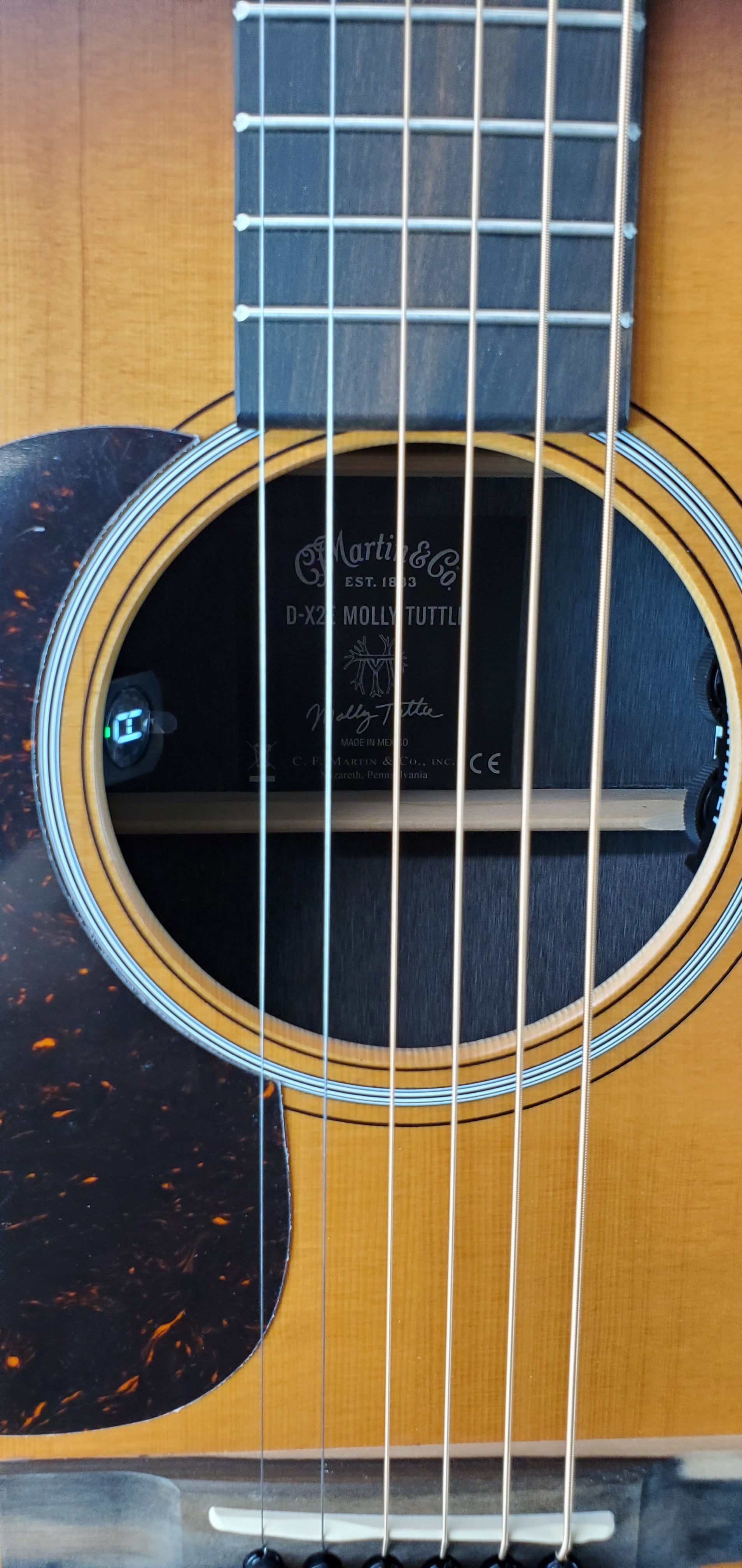 Martin D-X2E Molly Tuttle Left-Handed Vintage Sunburst