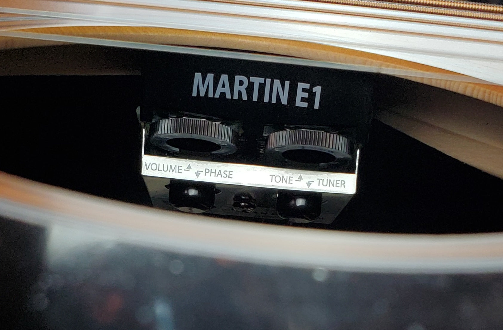 Martin D-X2E Molly Tuttle Left-Handed Vintage Sunburst