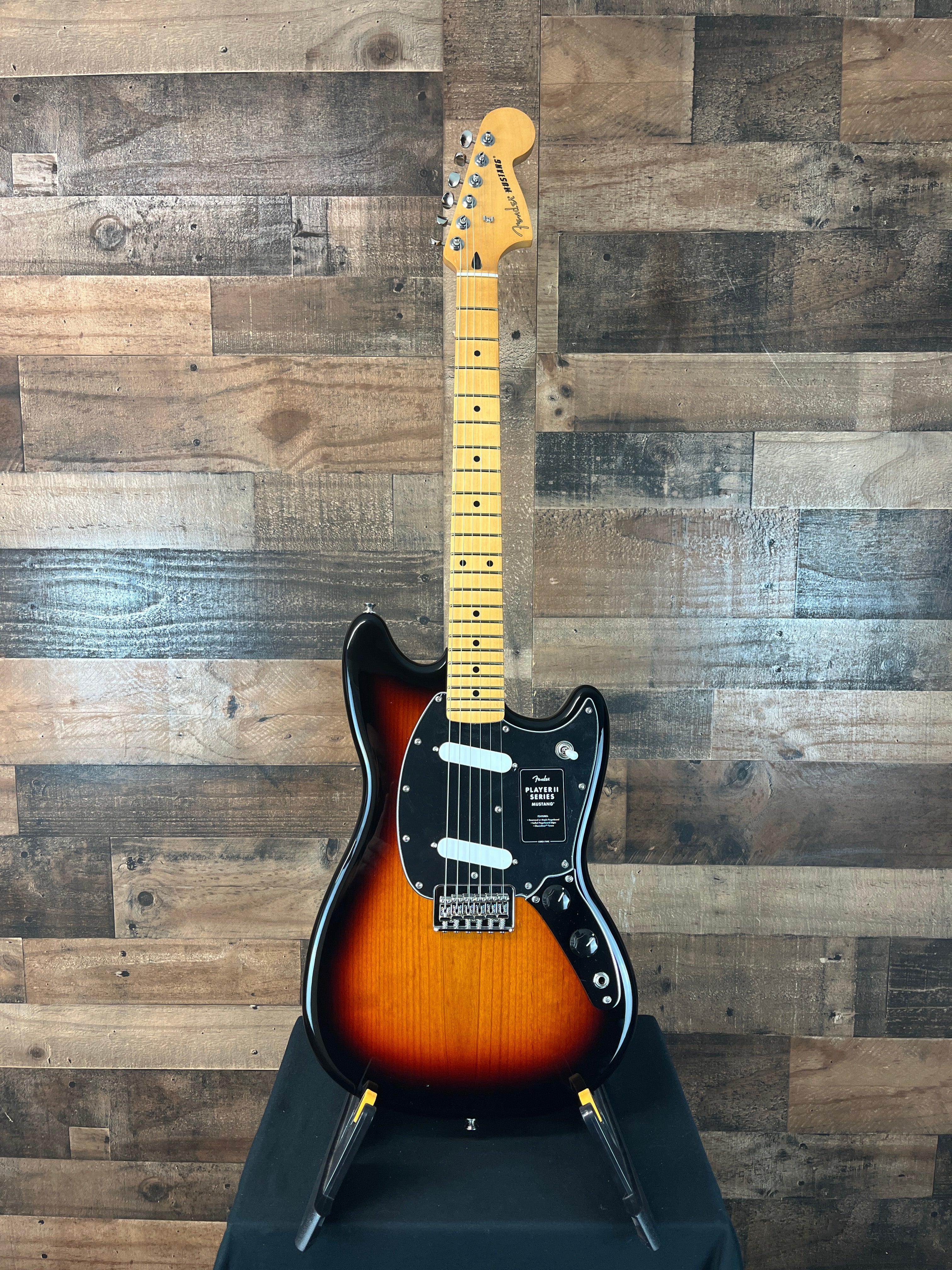 Fender Player II Mustang, 3-tone Sunburst, Maple Neck, 531