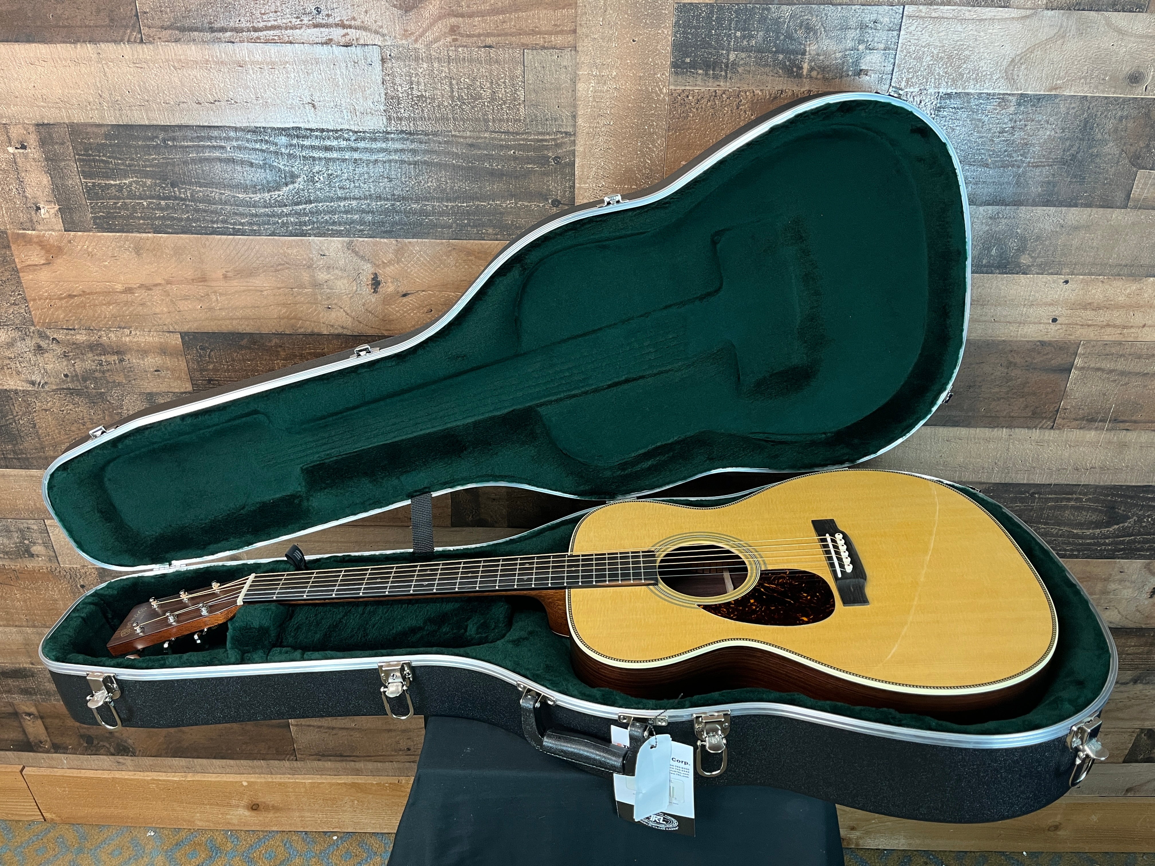 Martin OM-28 OM28 Left-handed, Natural, Hardcase, 563