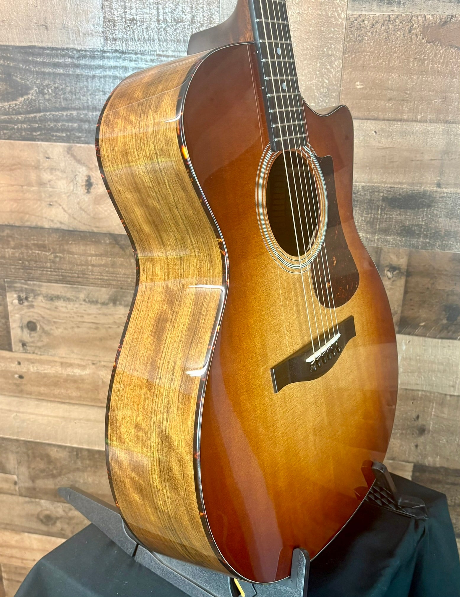 Eastman AC222CE Deluxe Goldburst