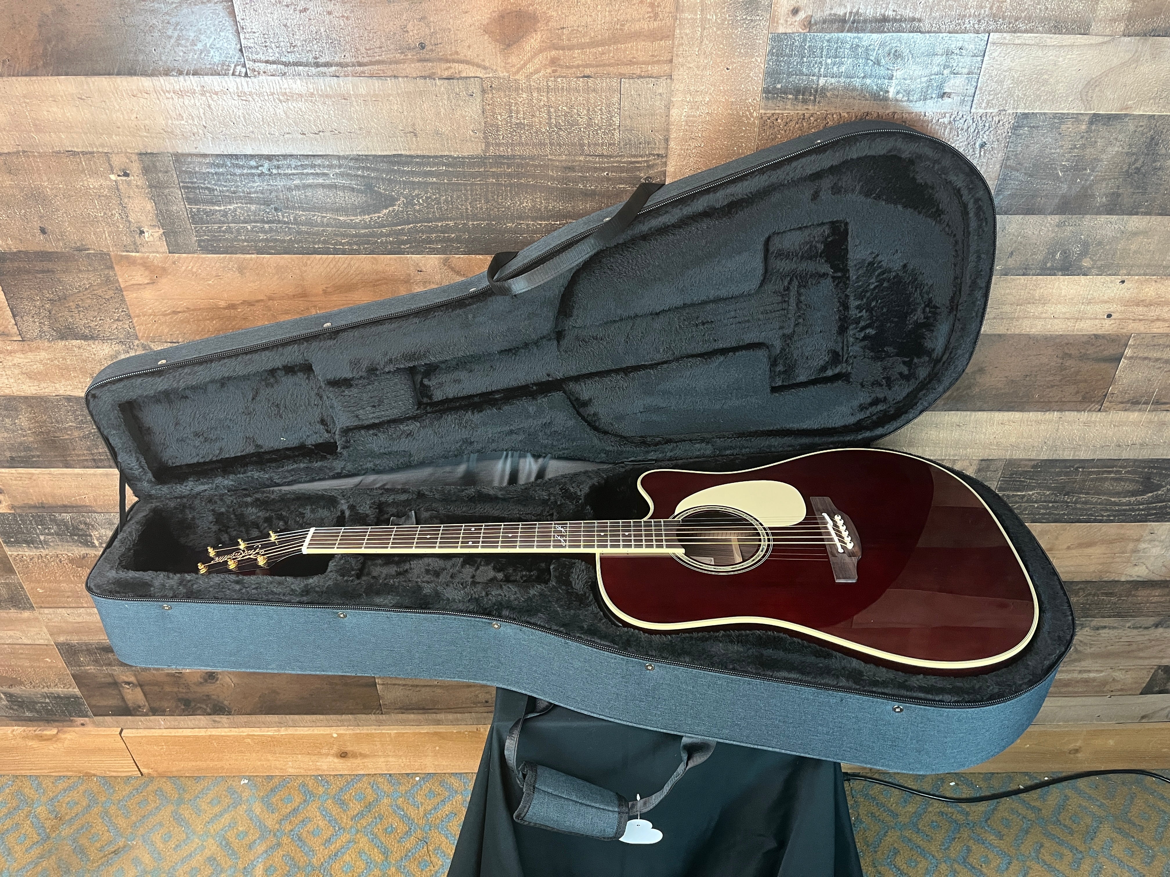 Takamine JJ325SRC John Jorgenson Acoustic/Electric Gloss Red, Hybrid Case, 116