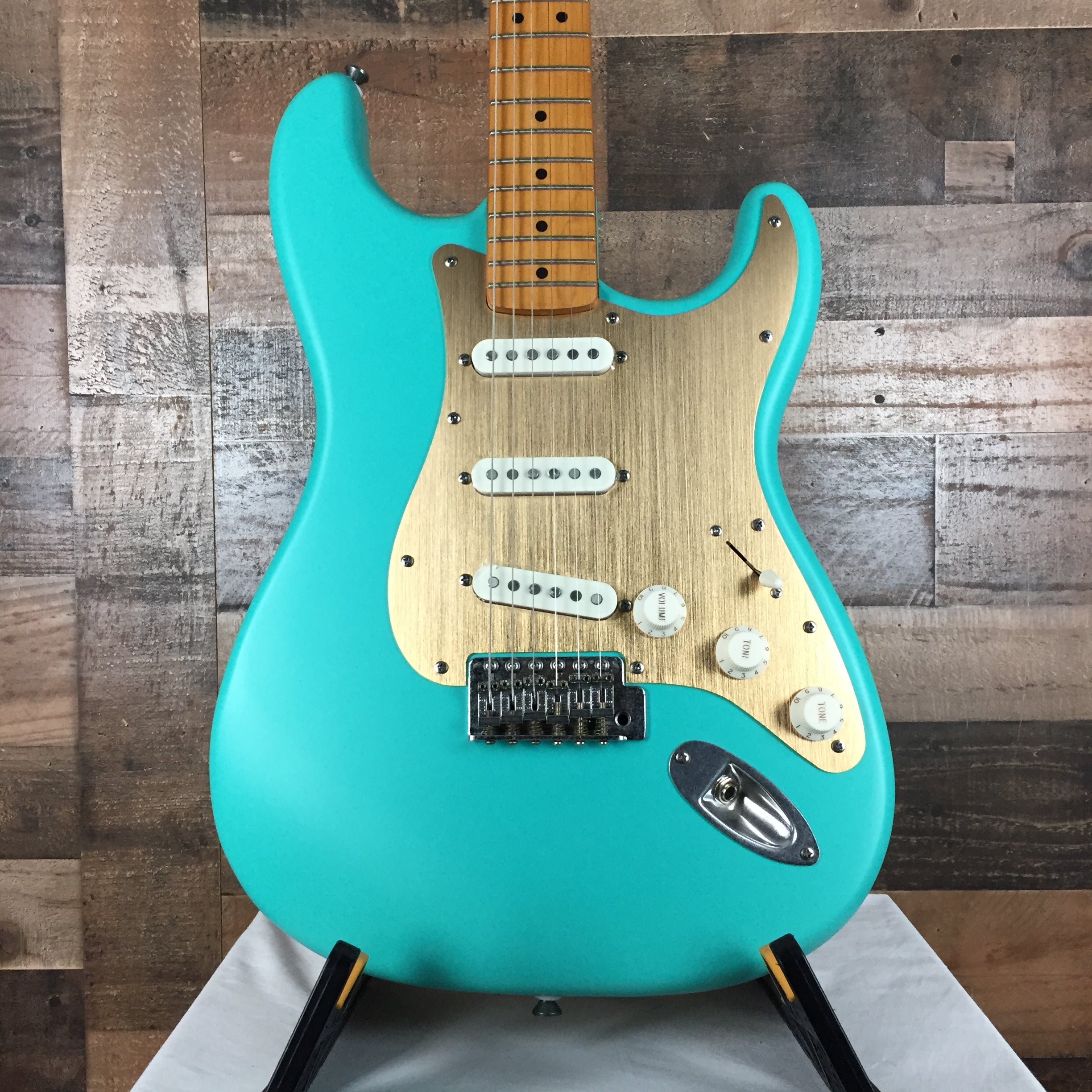 Squier 40th Anniversary Stratocaster Satin Seafoam Green, 389