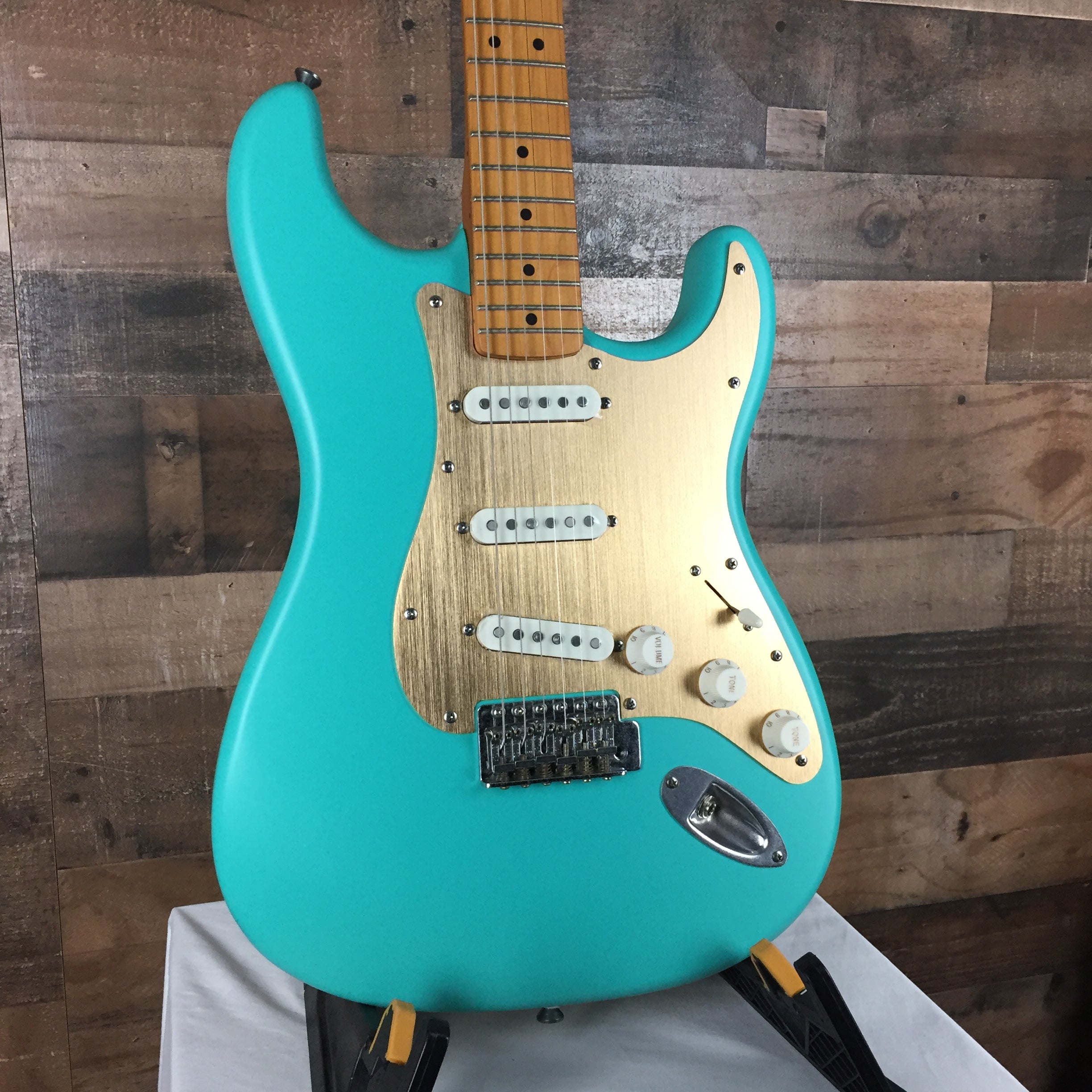Squier 40th Anniversary Stratocaster Satin Seafoam Green, 389