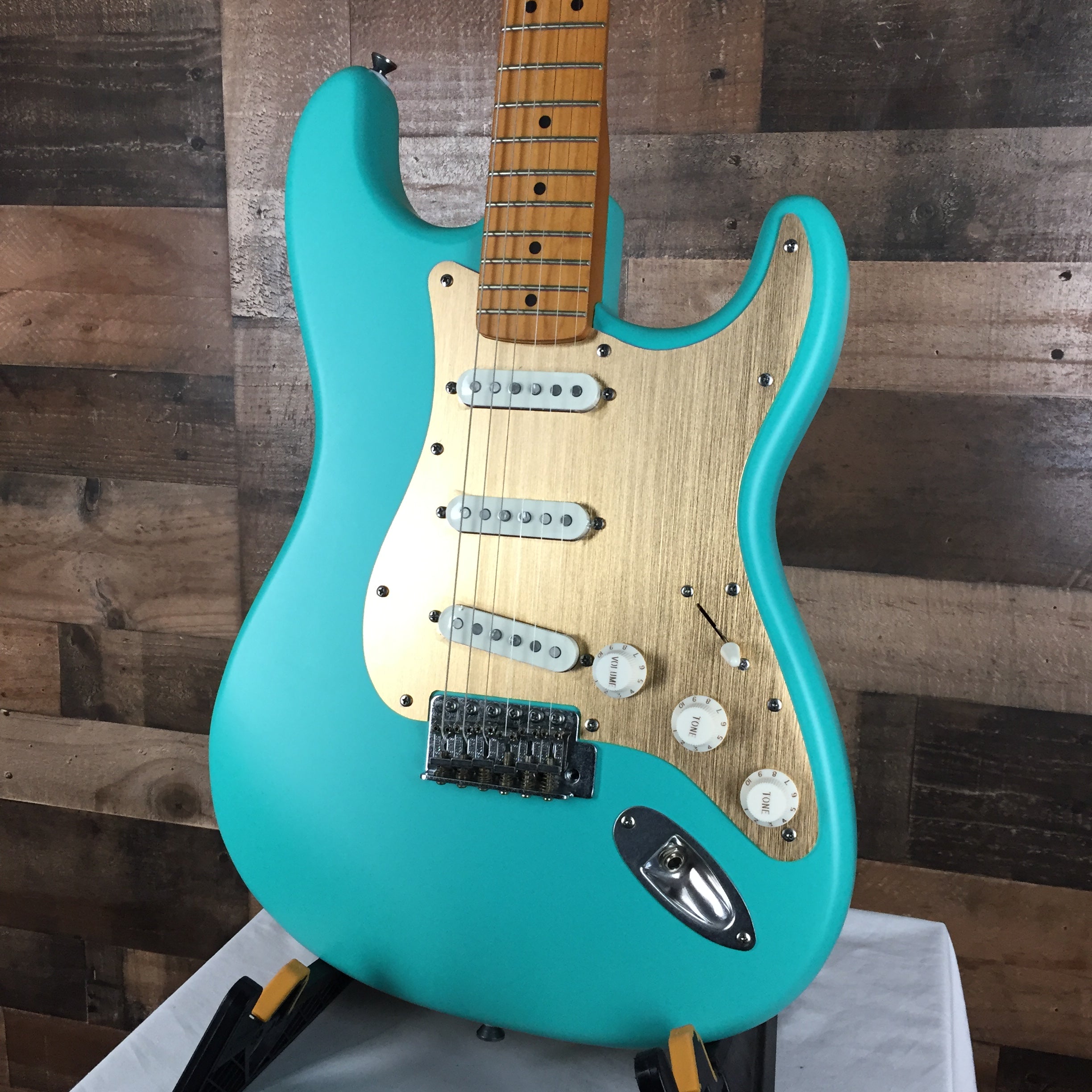 Squier 40th Anniversary Stratocaster Satin Seafoam Green, 389