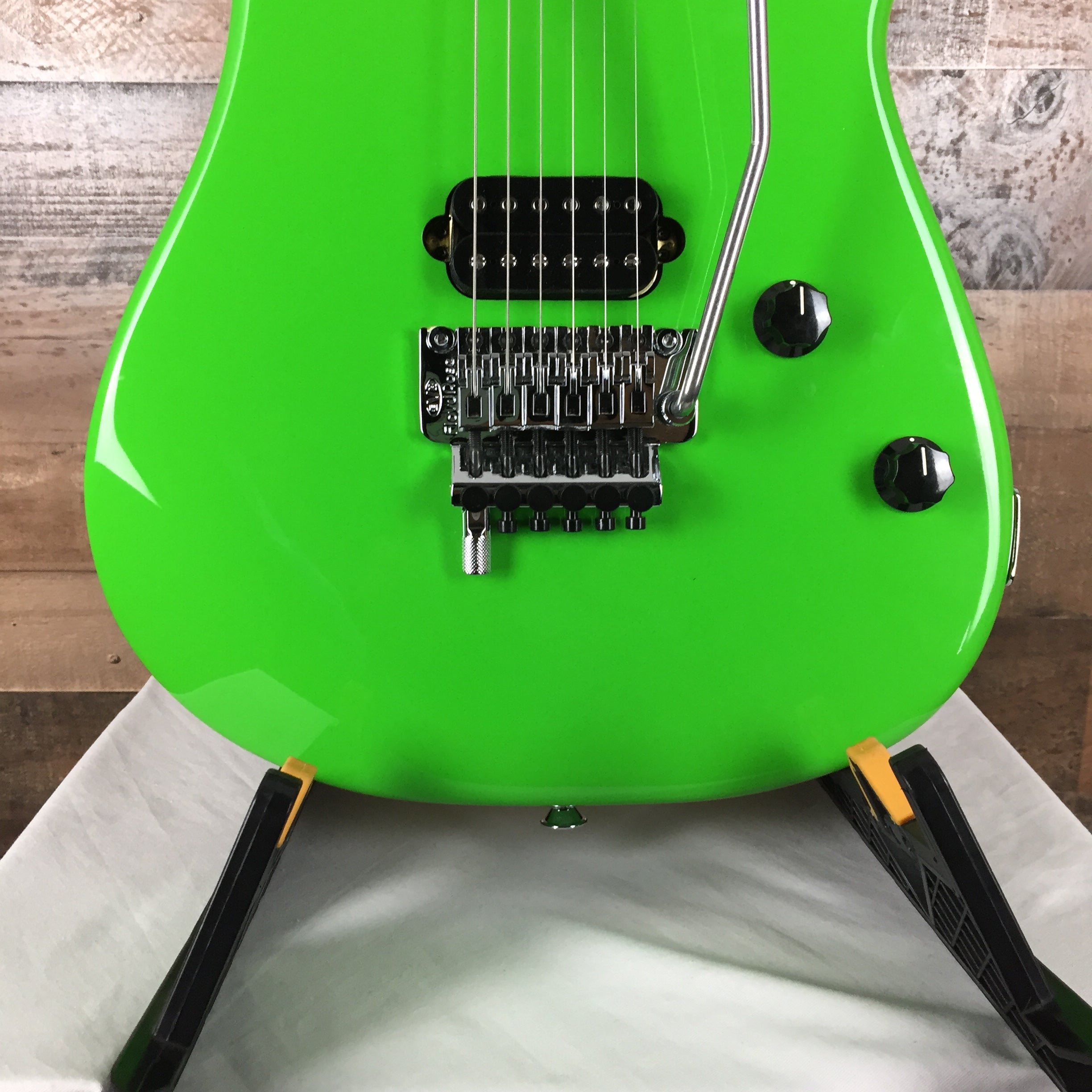 EVH 5150 Standard Series Electric Guitar Slime Green SCRATCH/DENT, 333