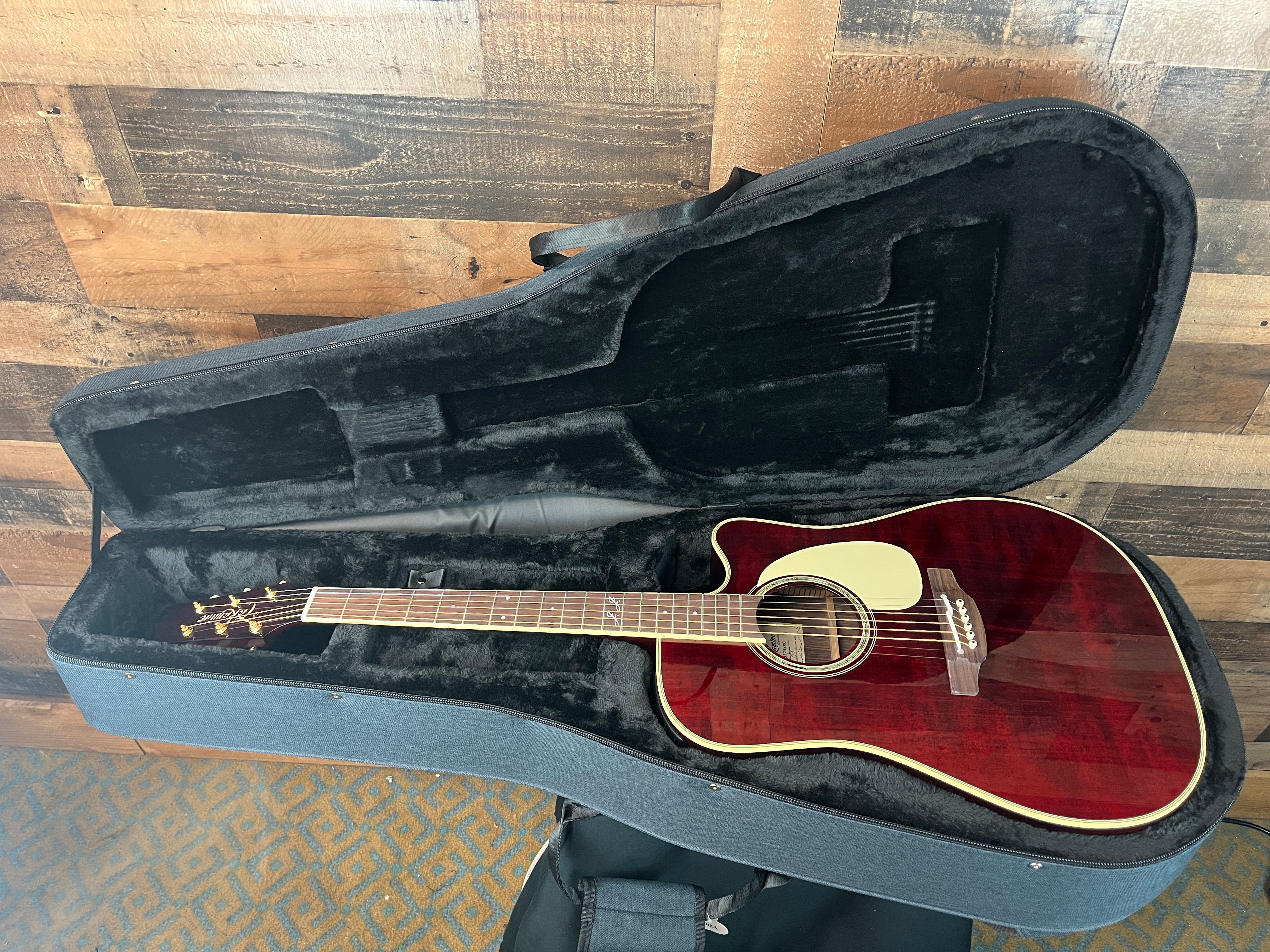 Takamine JJ325SRC John Jorgenson Acoustic/Electric Gloss Red, Hybrid Case, 419