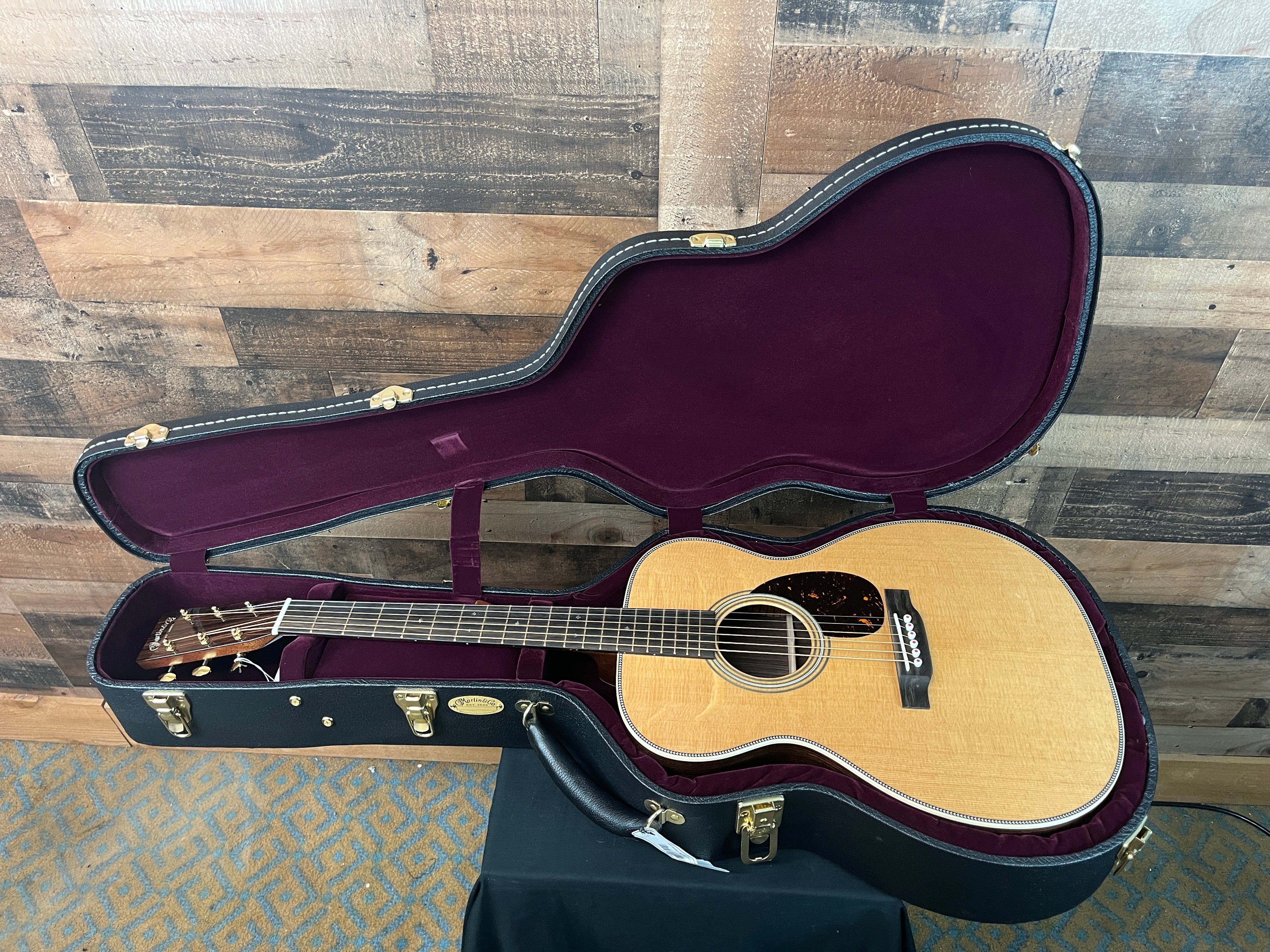 OM-28 Modern Deluxe Acoustic Guitar, Natural Gloss, Hard Case, 500