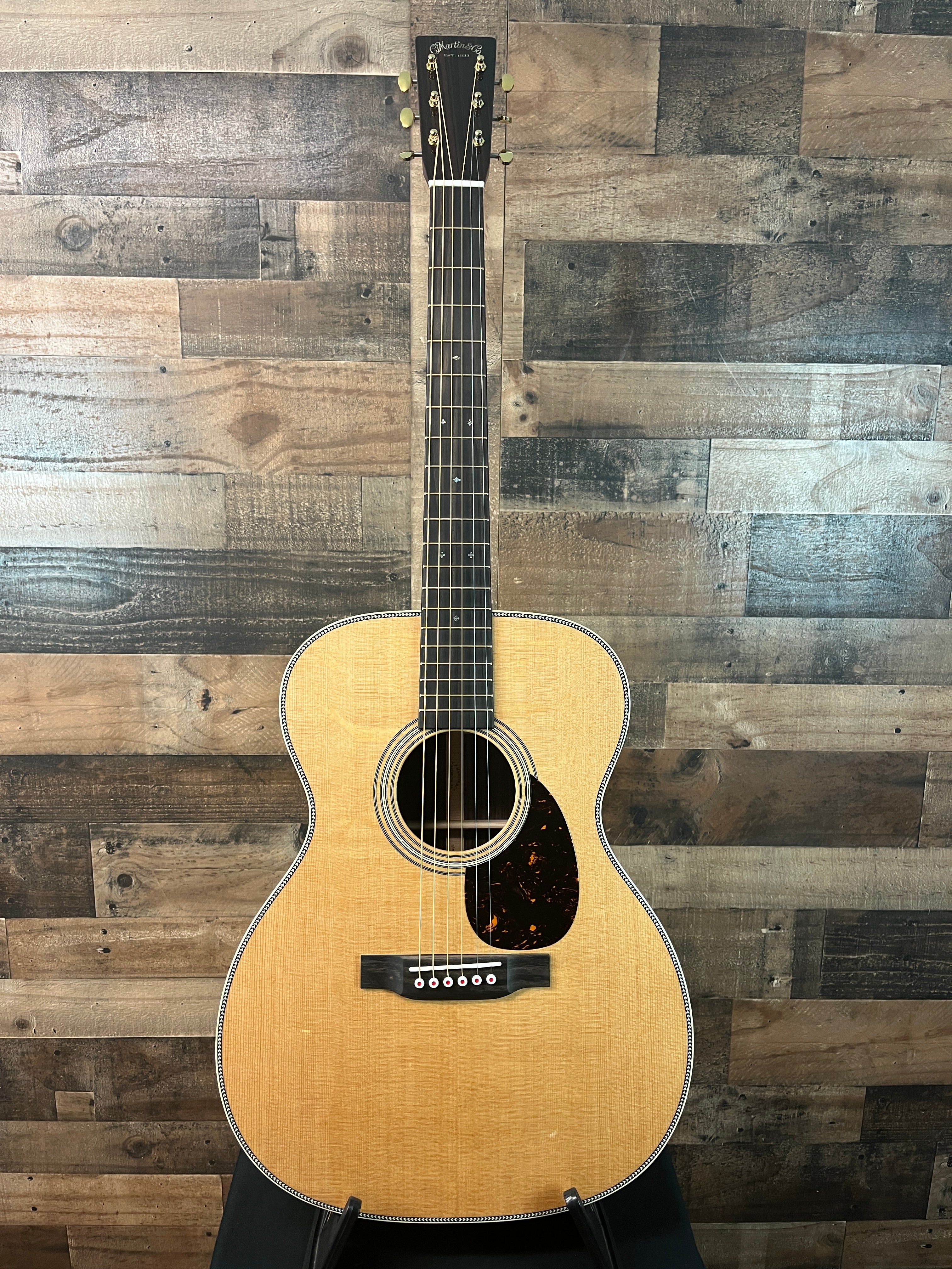 OM-28 Modern Deluxe Acoustic Guitar, Natural Gloss, Hard Case, 500
