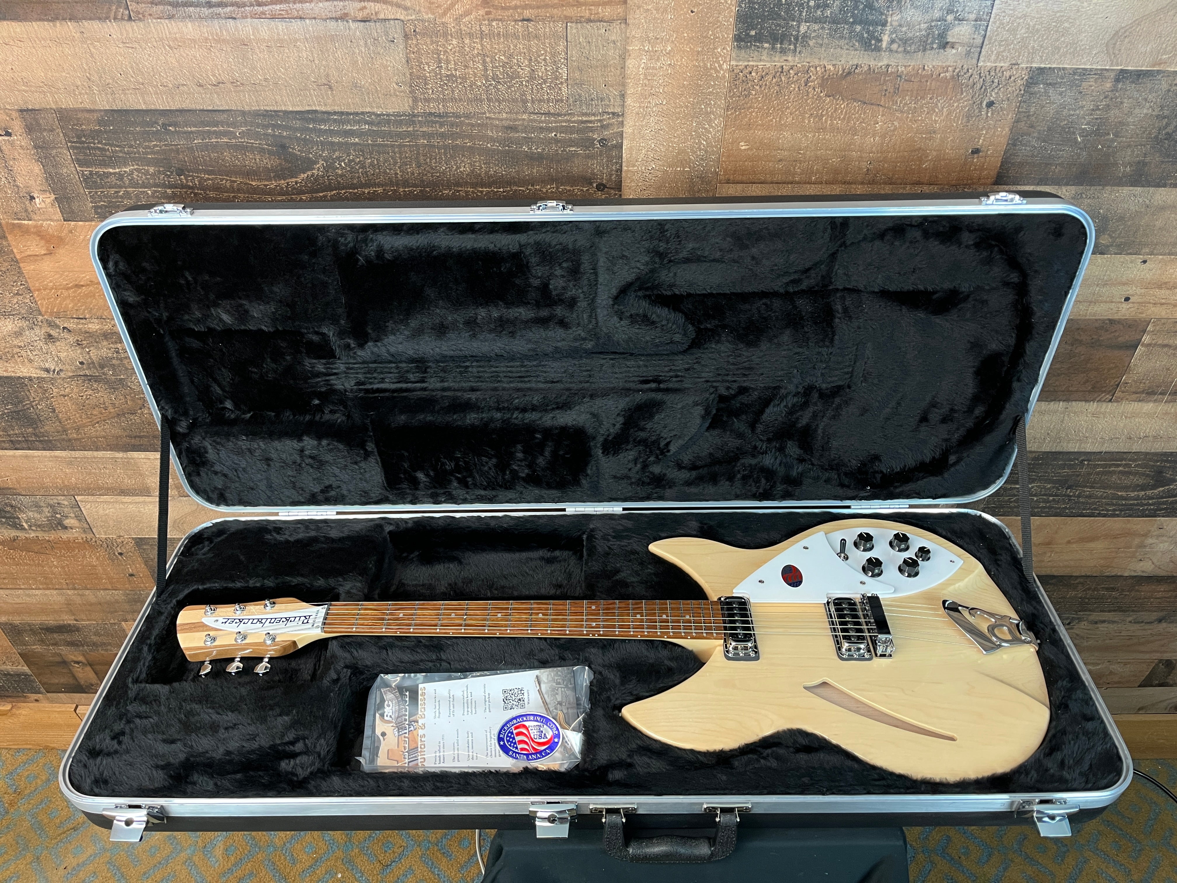 330 Semi-Hollow Electric Guitar, Mapleglo, Hard Case, 796