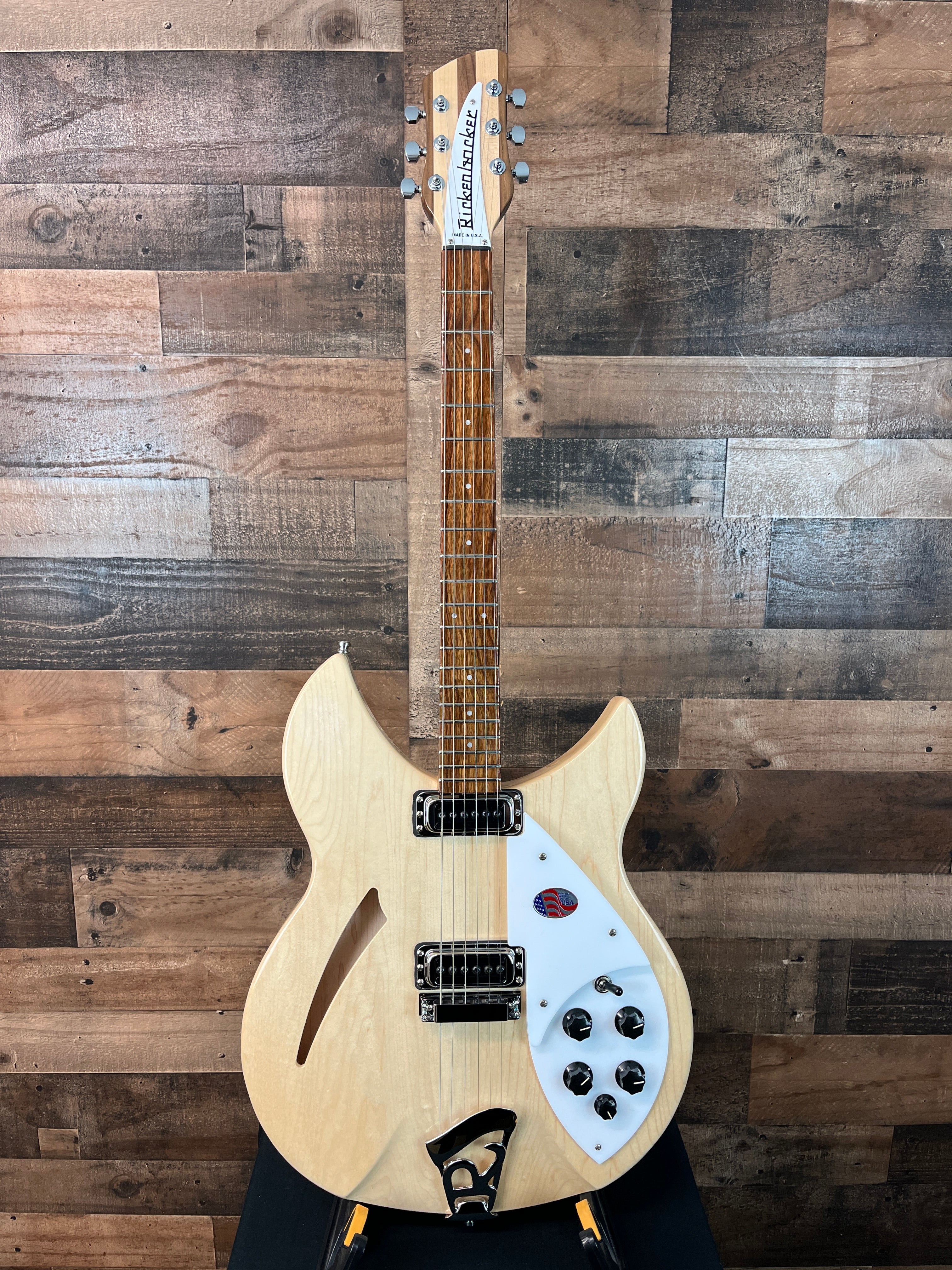 330 Semi-Hollow Electric Guitar, Mapleglo, Hard Case, 796
