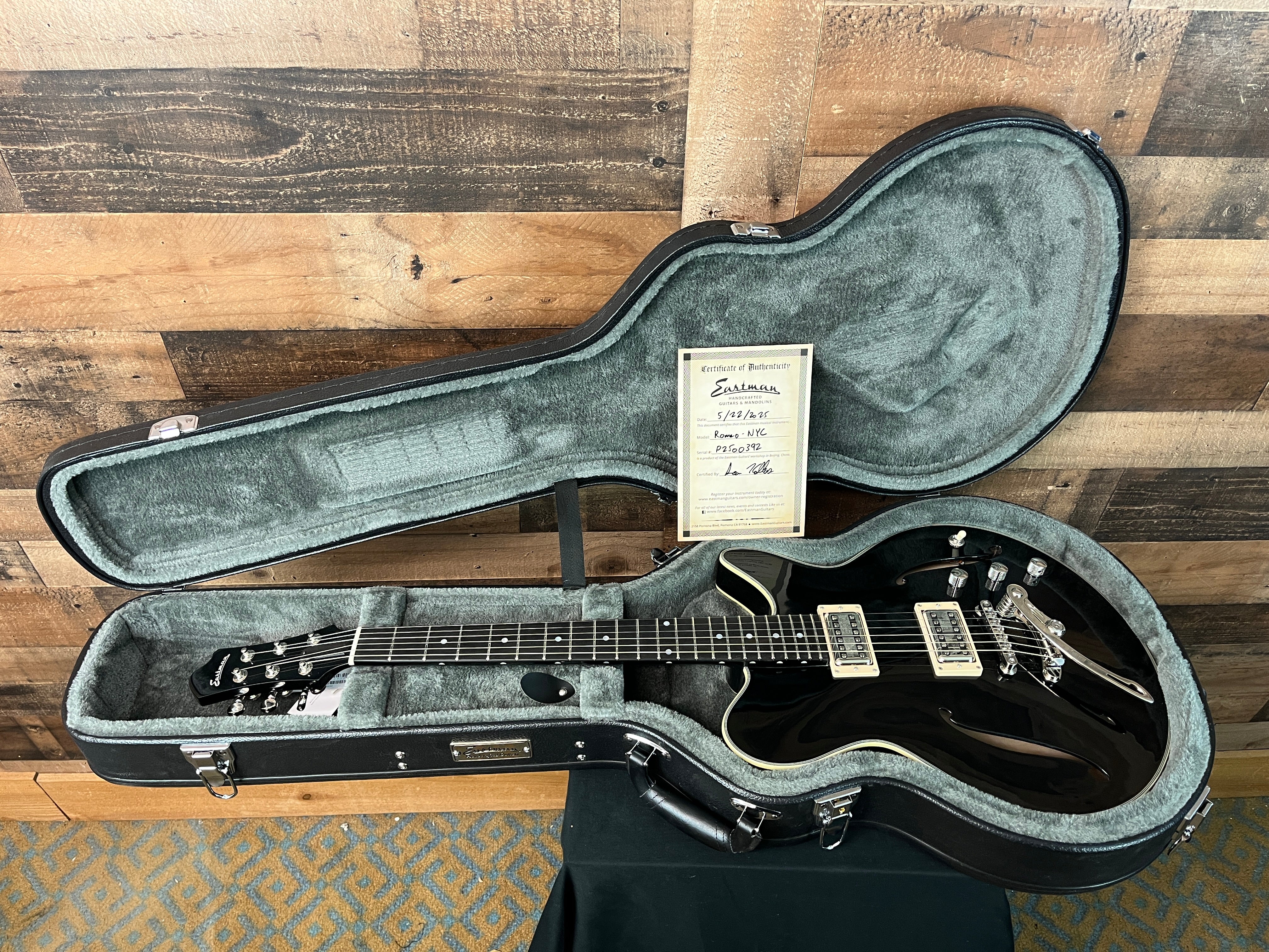 Eastman Guitars Romeo NYC Semi-hollowbody Electric Guitar - Black, 392