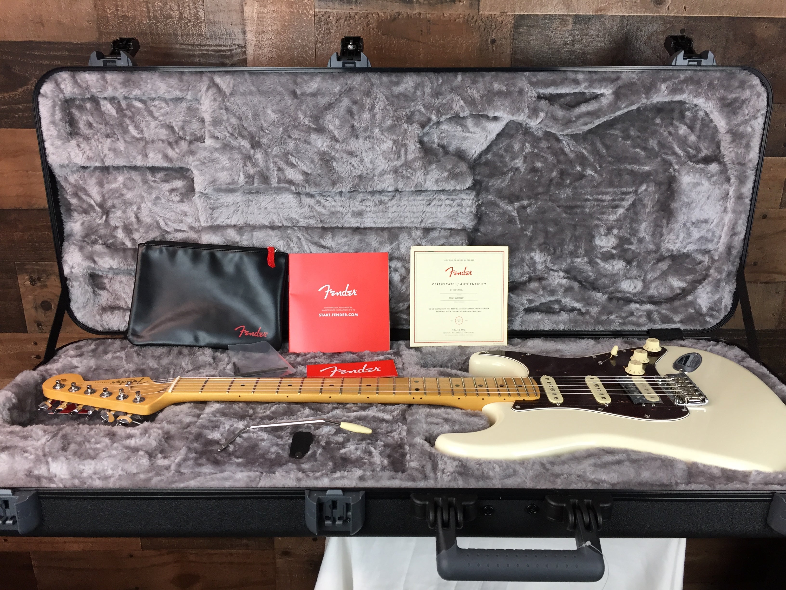 American Professional II Stratocaster HSS, Olympic White, Hard Case, 350