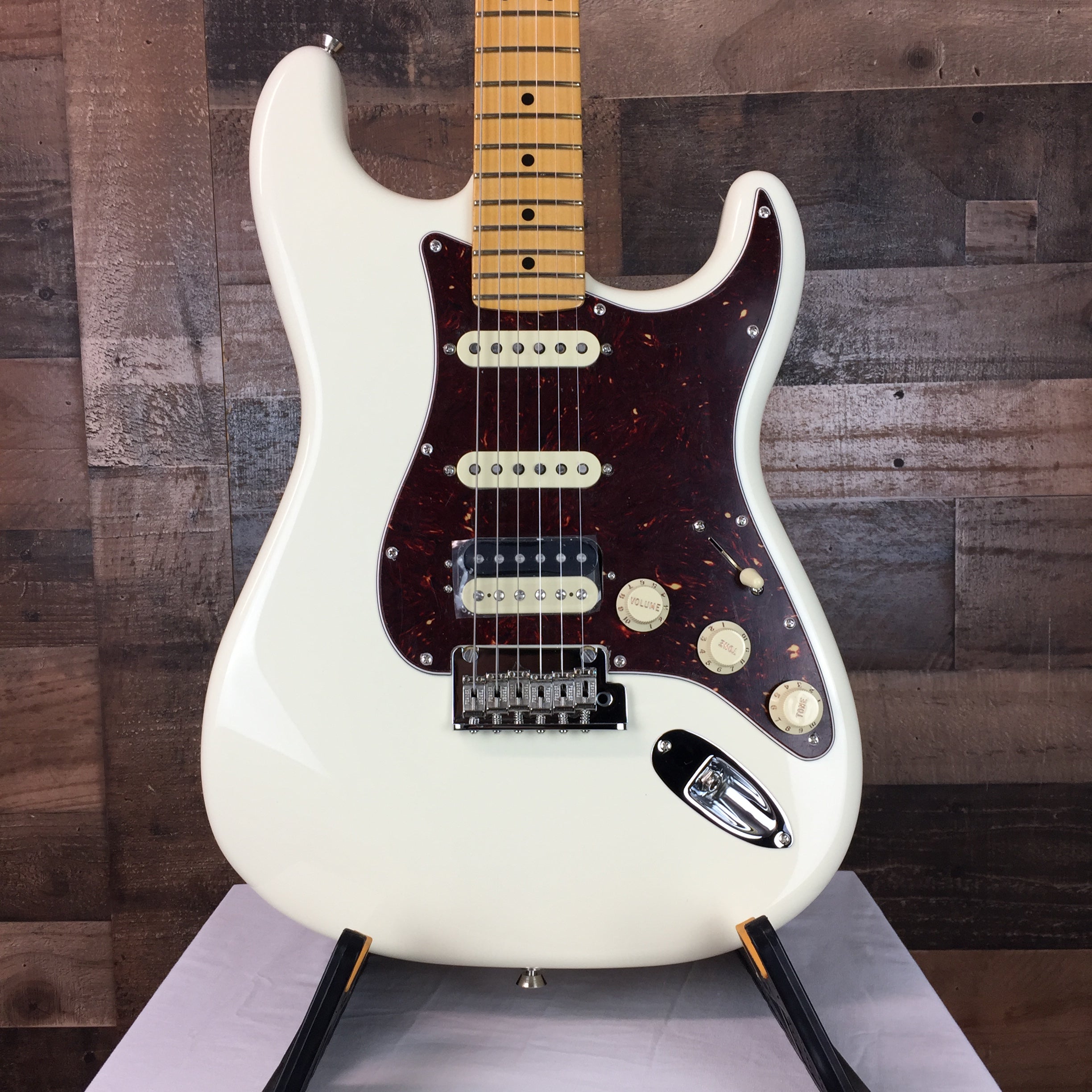 American Professional II Stratocaster HSS, Olympic White, Hard Case, 350