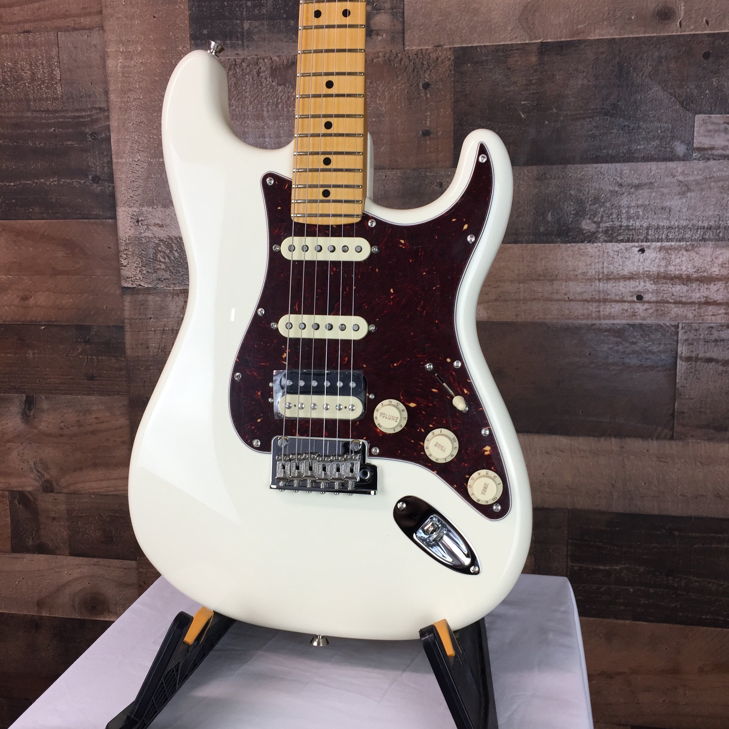 American Professional II Stratocaster HSS, Olympic White, Hard Case, 350