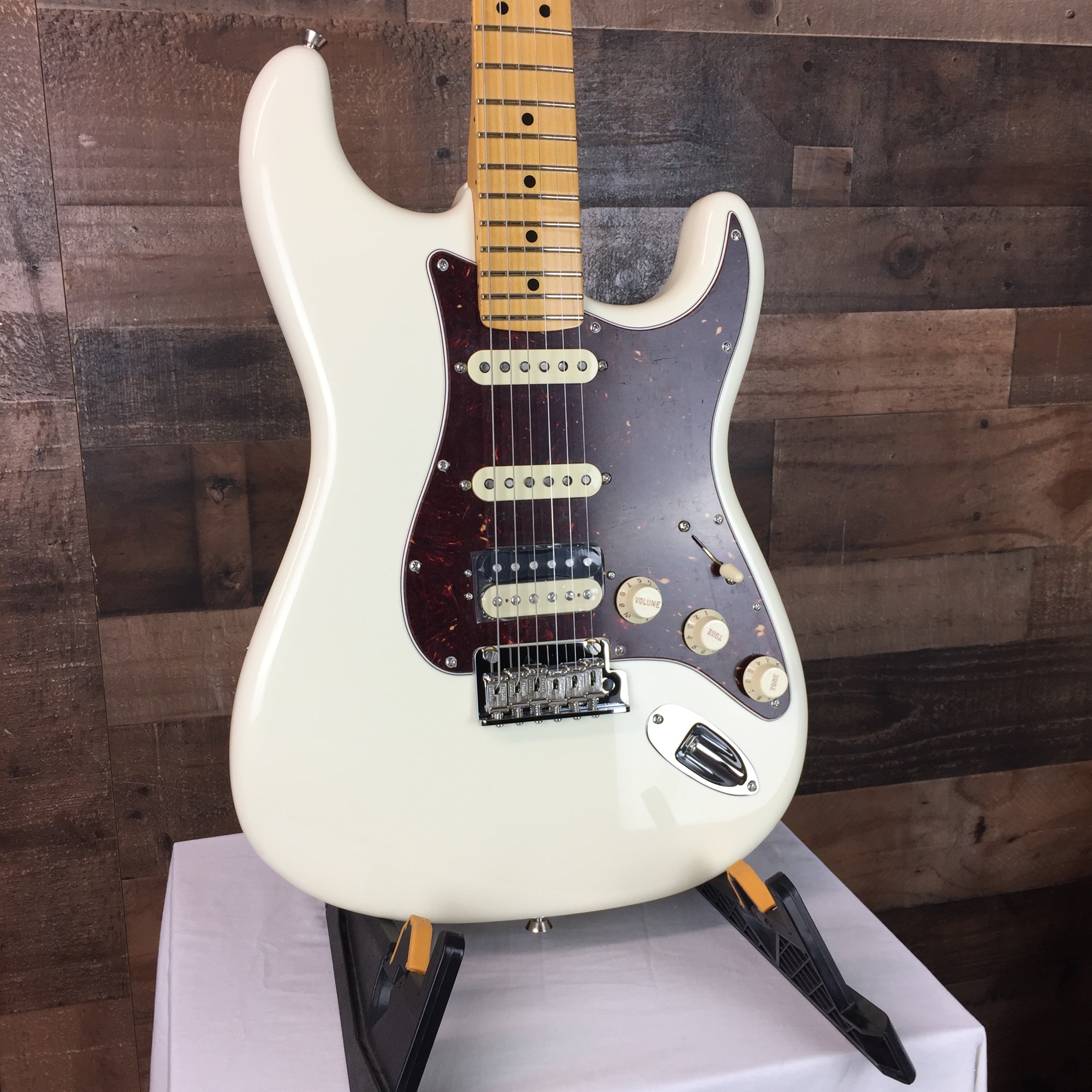 American Professional II Stratocaster HSS, Olympic White, Hard Case, 350