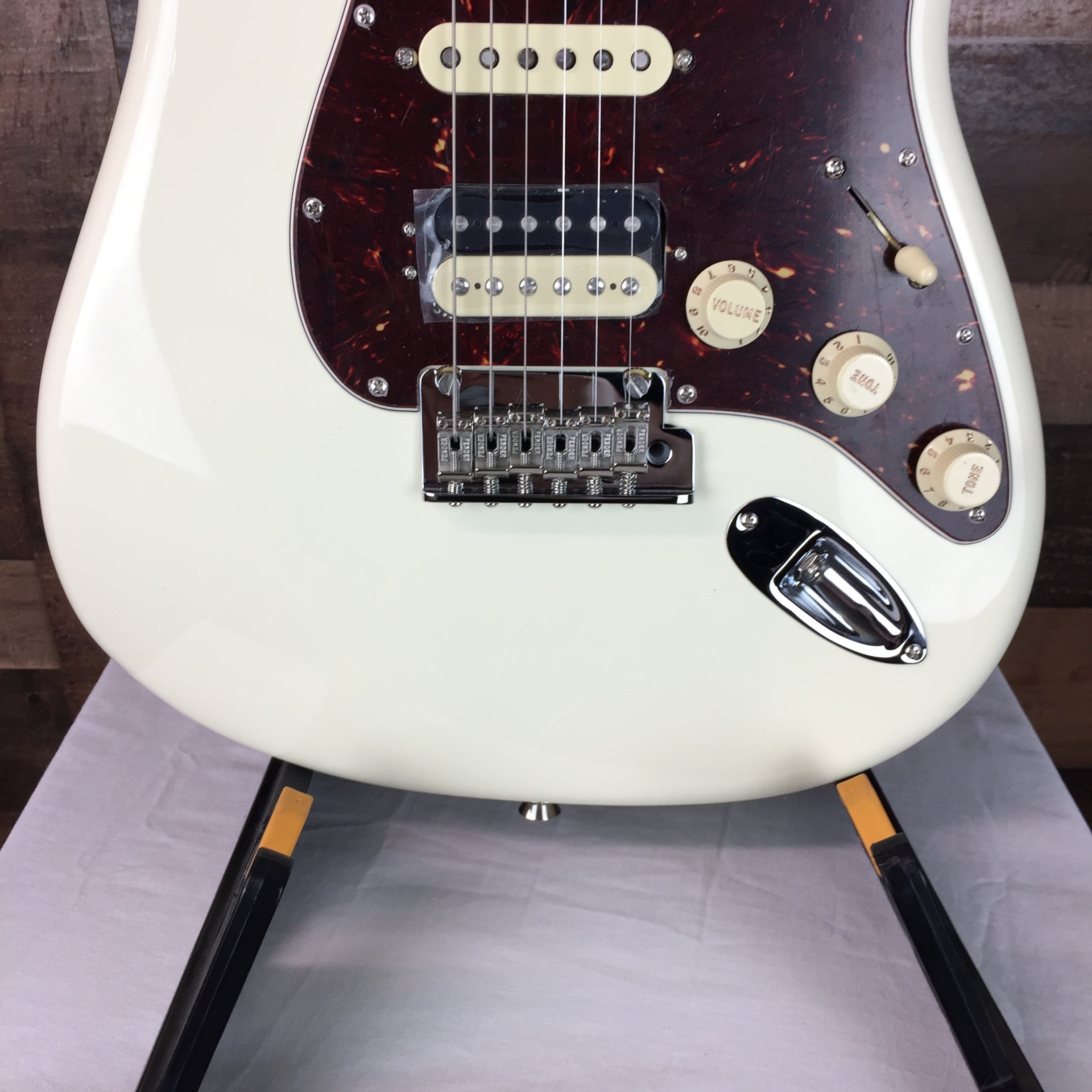 American Professional II Stratocaster HSS, Olympic White, Hard Case, 350
