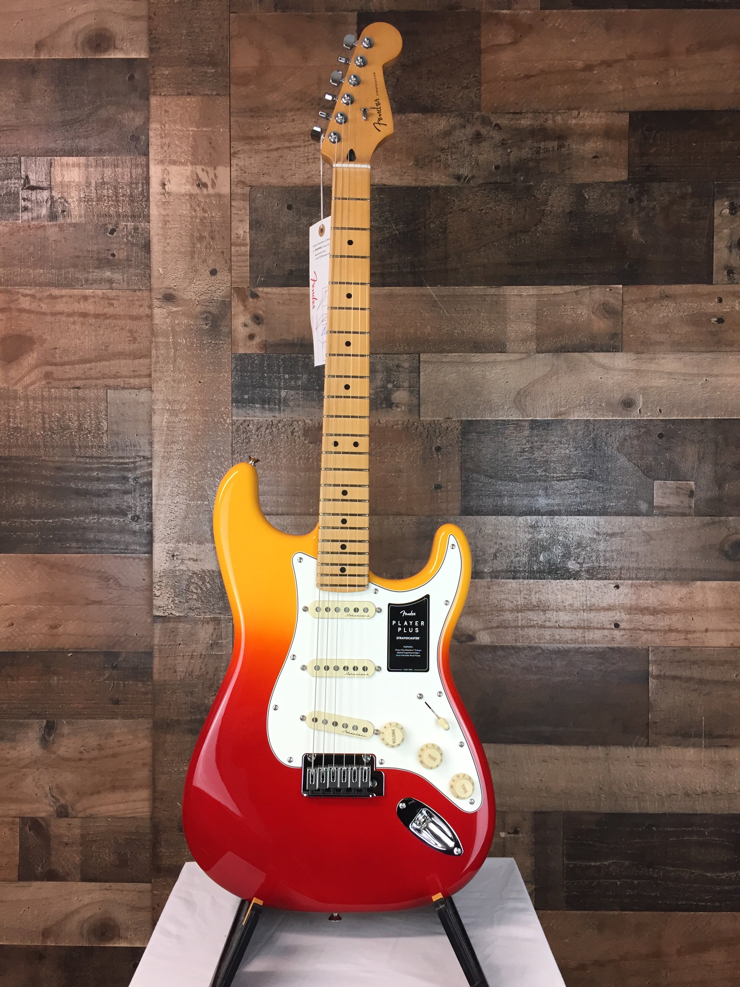 Player Plus Stratocaster, Tequila Sunrise, Gig Bag, 582