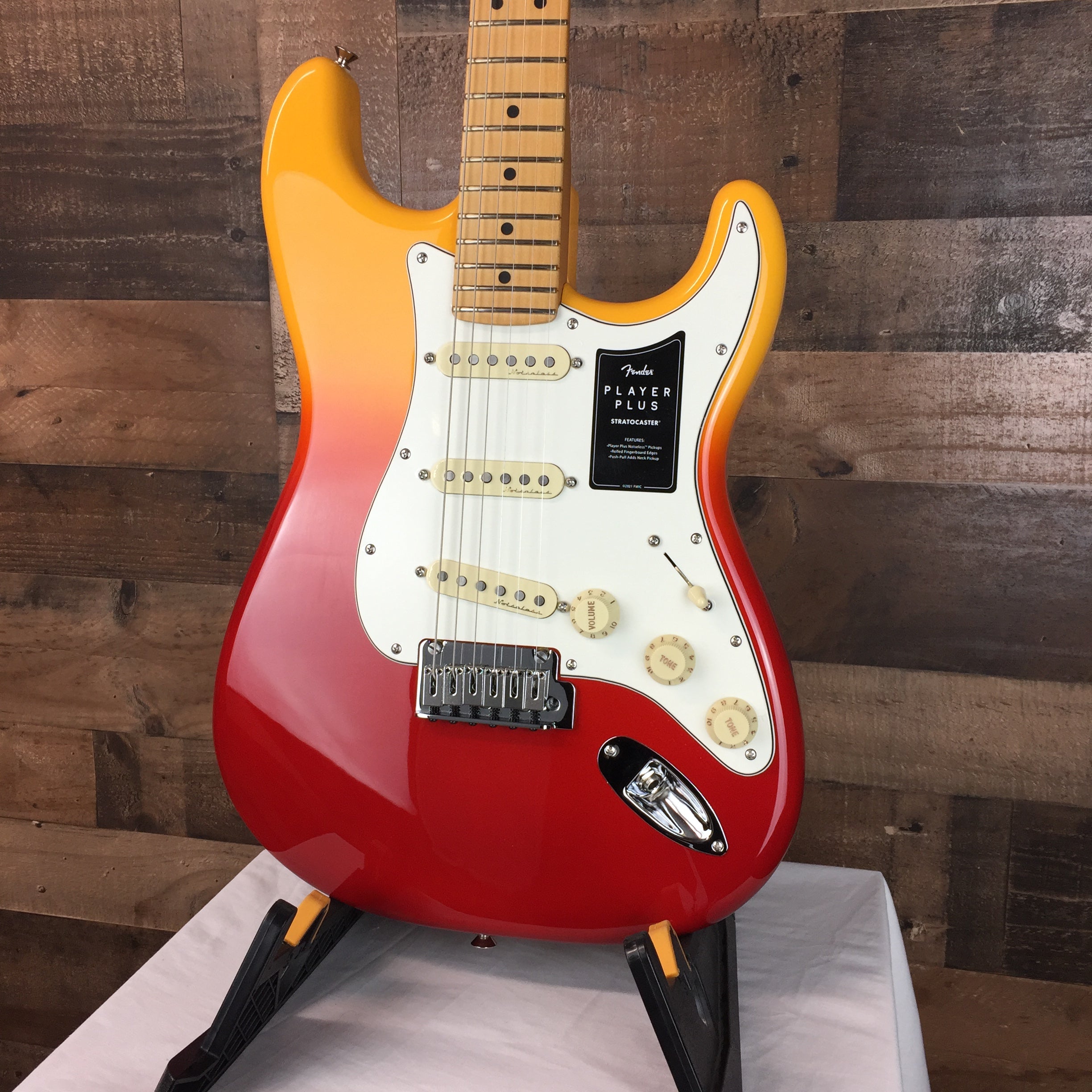 Player Plus Stratocaster, Tequila Sunrise, Gig Bag, 582