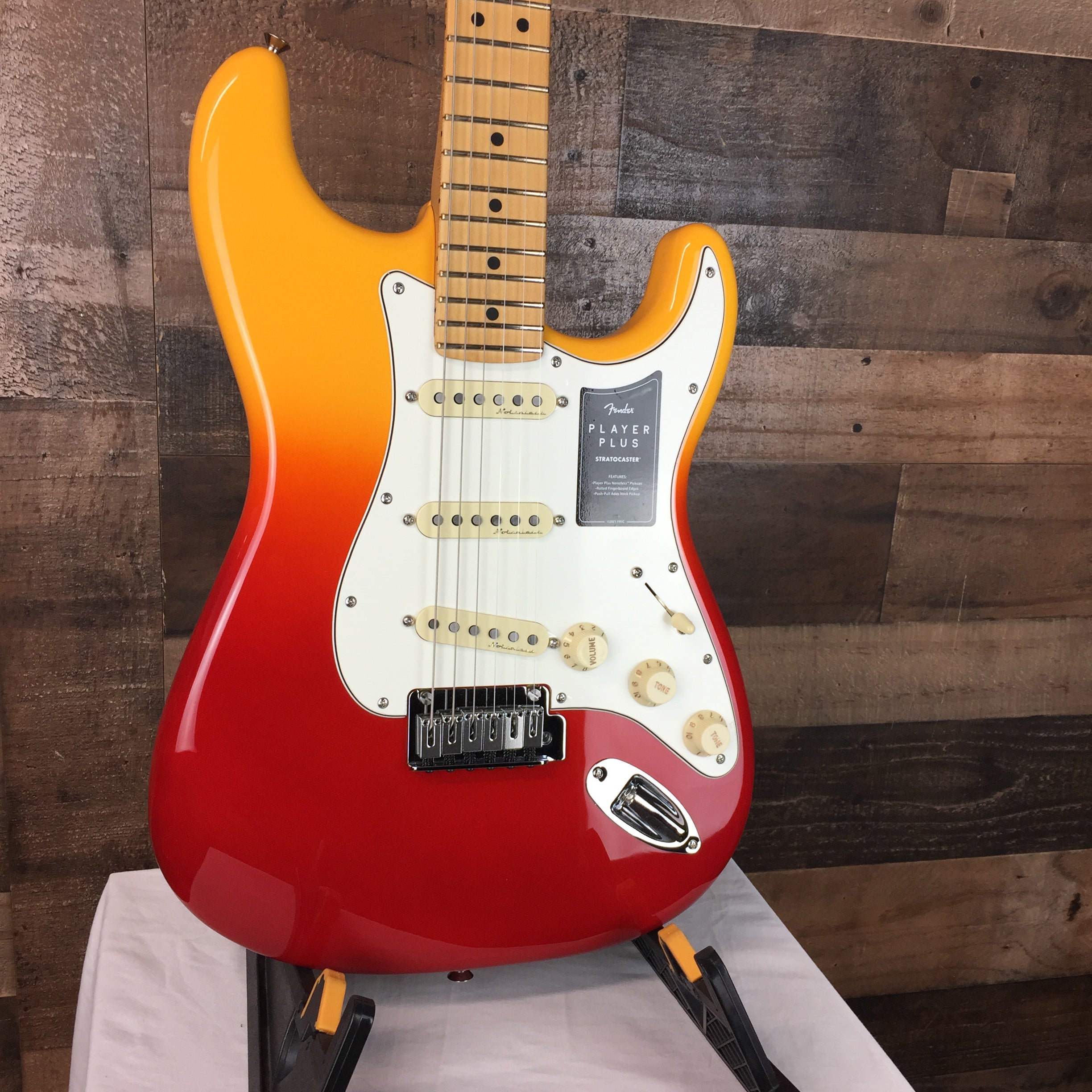 Player Plus Stratocaster, Tequila Sunrise, Gig Bag, 582
