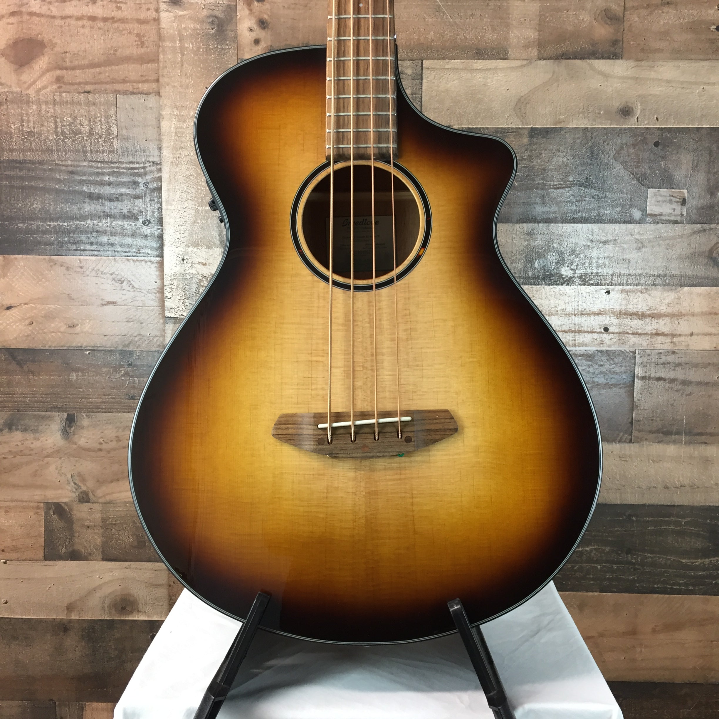 Breedlove Discovery Concert CE Ac/Elec Bass, Edgeburst, 621
