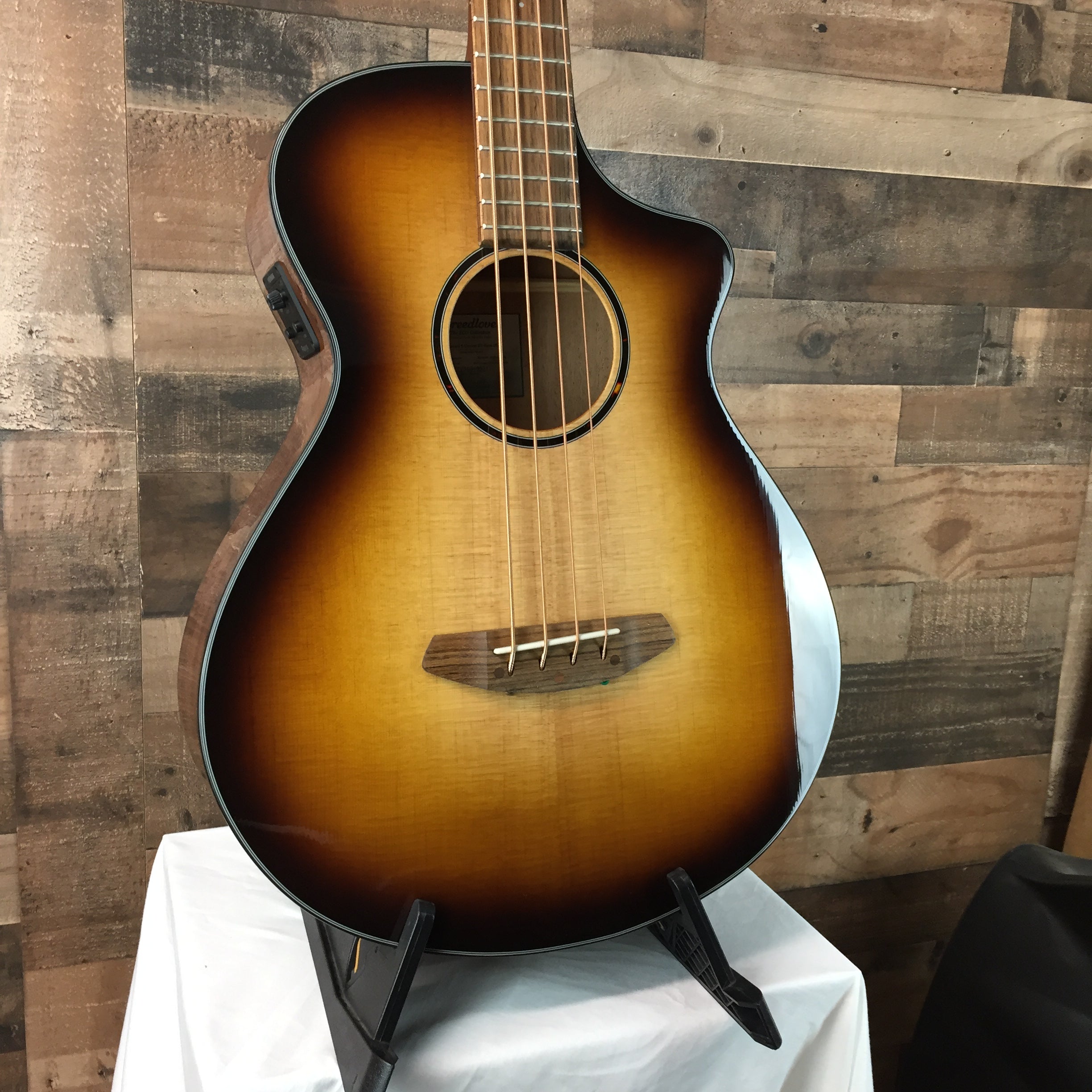 Breedlove Discovery Concert CE Ac/Elec Bass, Edgeburst, 621