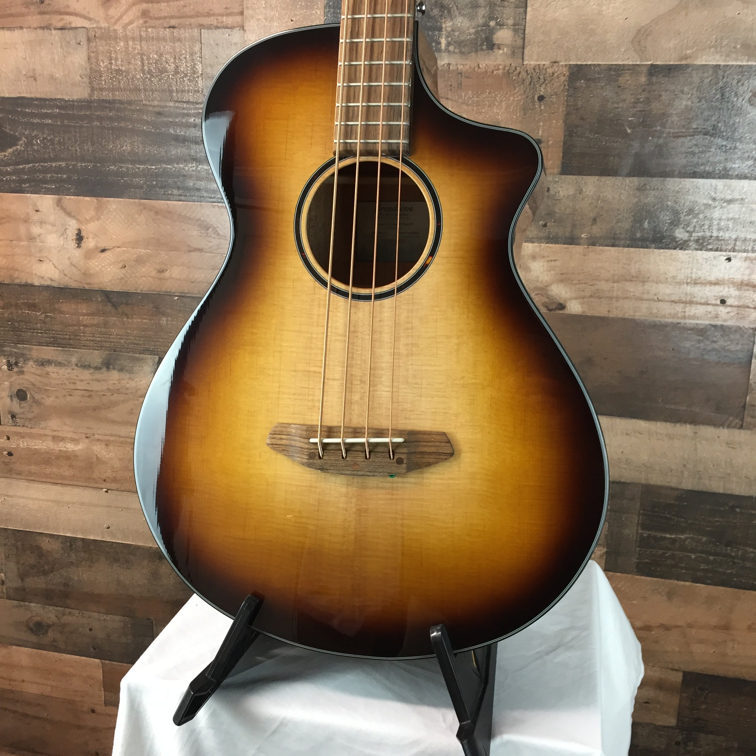 Breedlove Discovery Concert CE Ac/Elec Bass, Edgeburst, 621