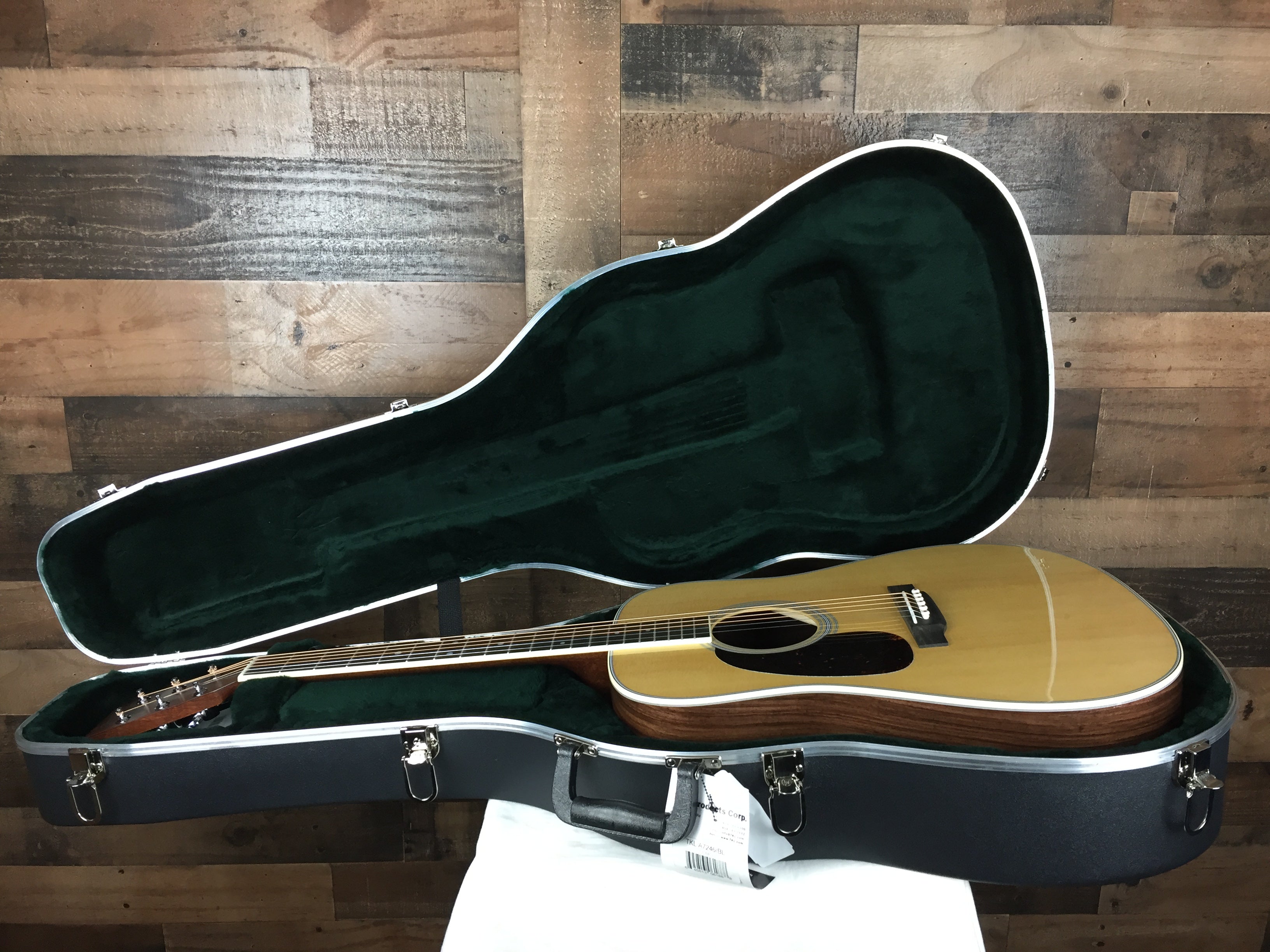 Martin D-35 Left-Handed Acoustic Guitar,Natural, Martin Hard Case, 357