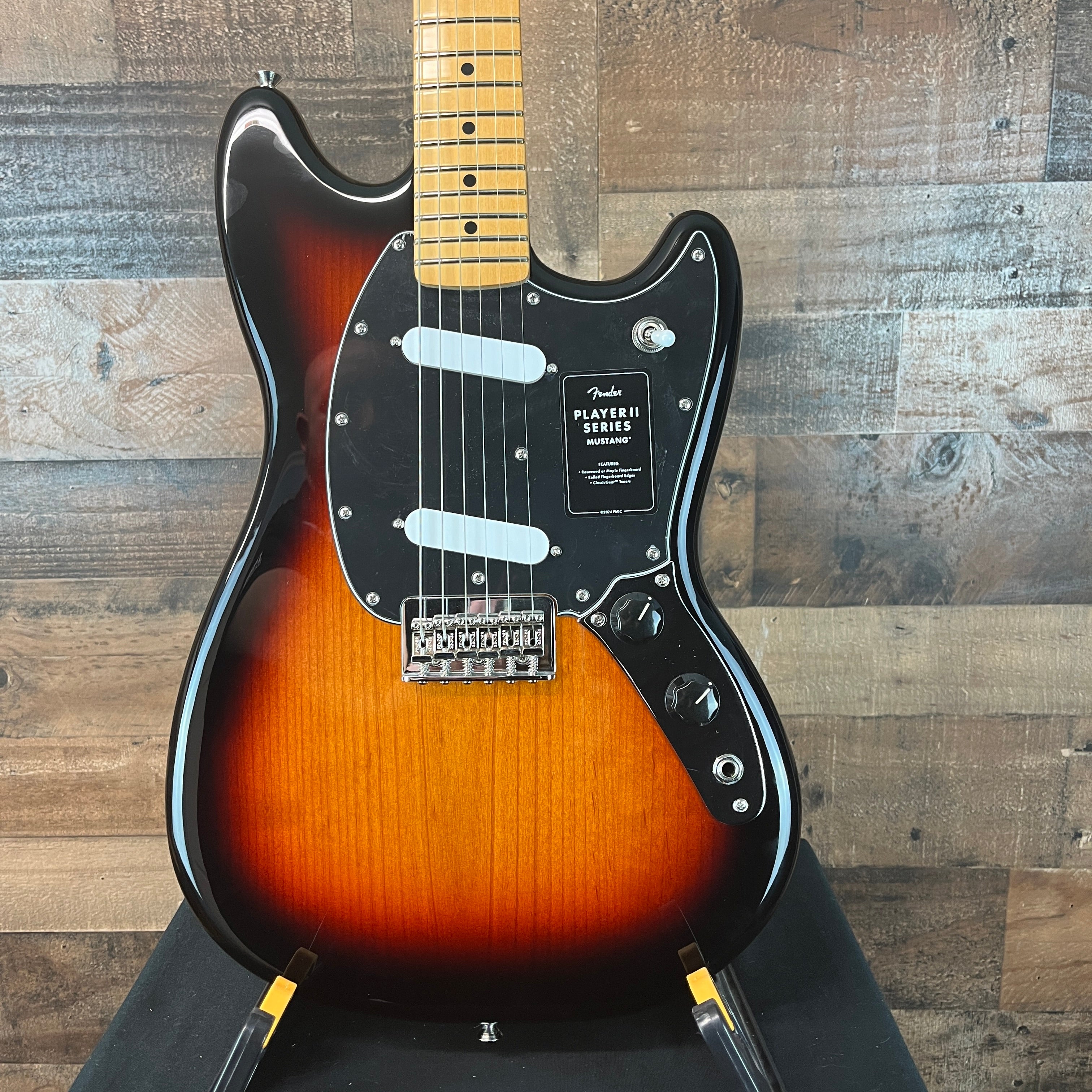 Fender Player II Mustang, 3-tone Sunburst, Maple Neck, 531