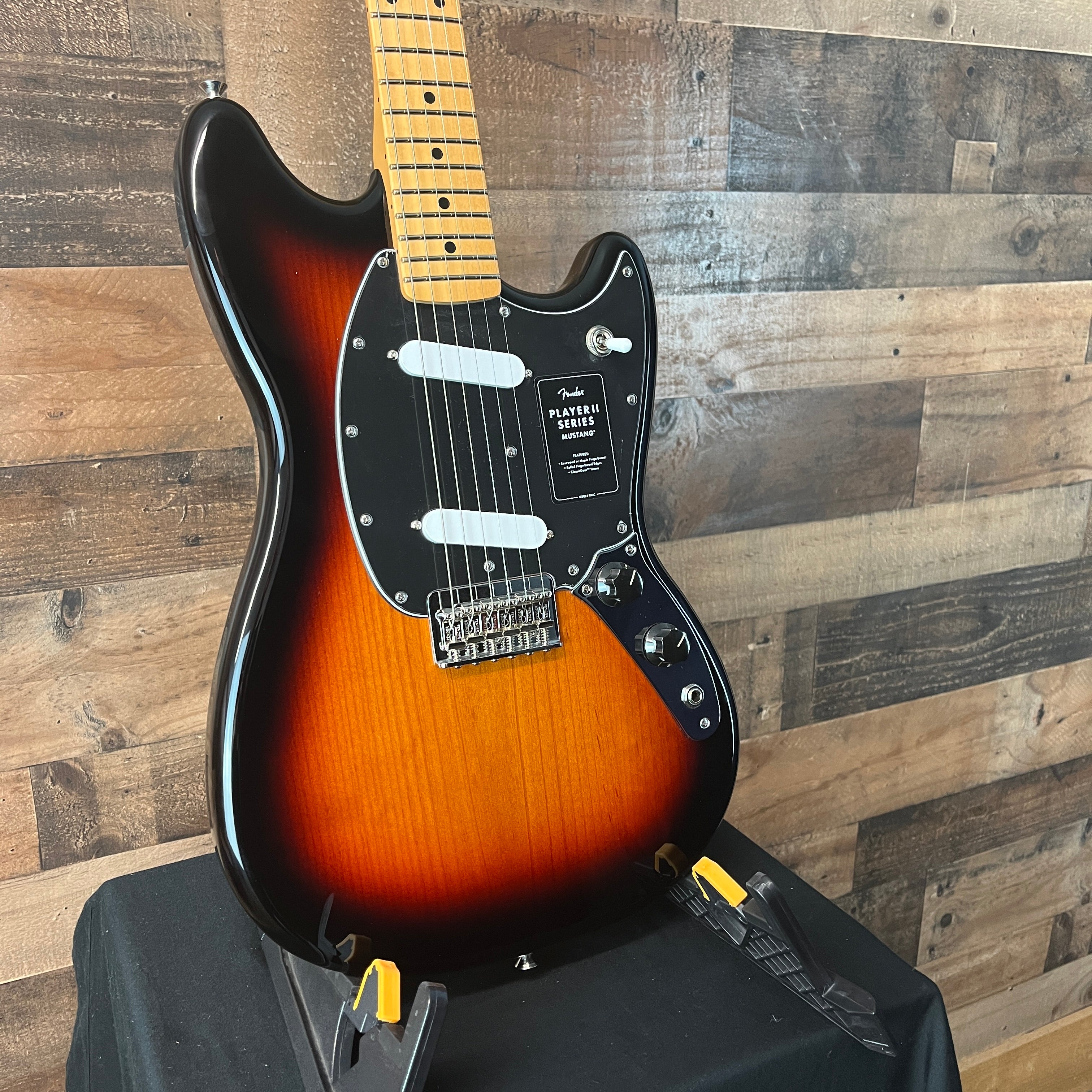 Fender Player II Mustang, 3-tone Sunburst, Maple Neck, 531