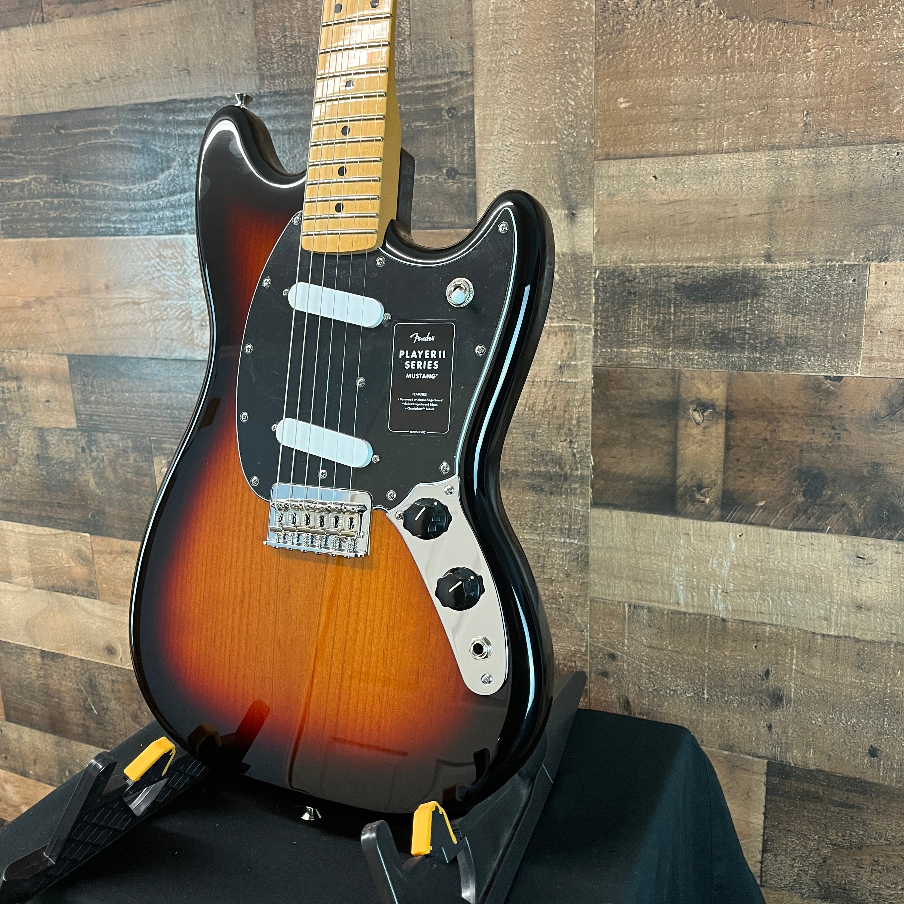 Fender Player II Mustang, 3-tone Sunburst, Maple Neck, 531