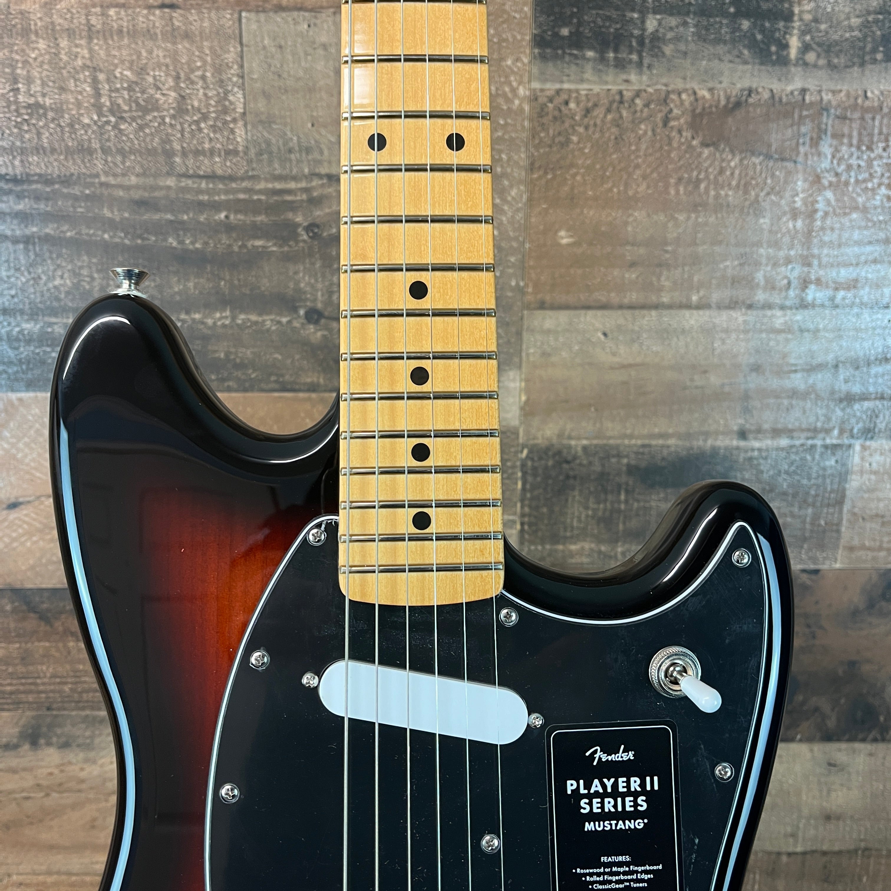 Fender Player II Mustang, 3-tone Sunburst, Maple Neck, 531