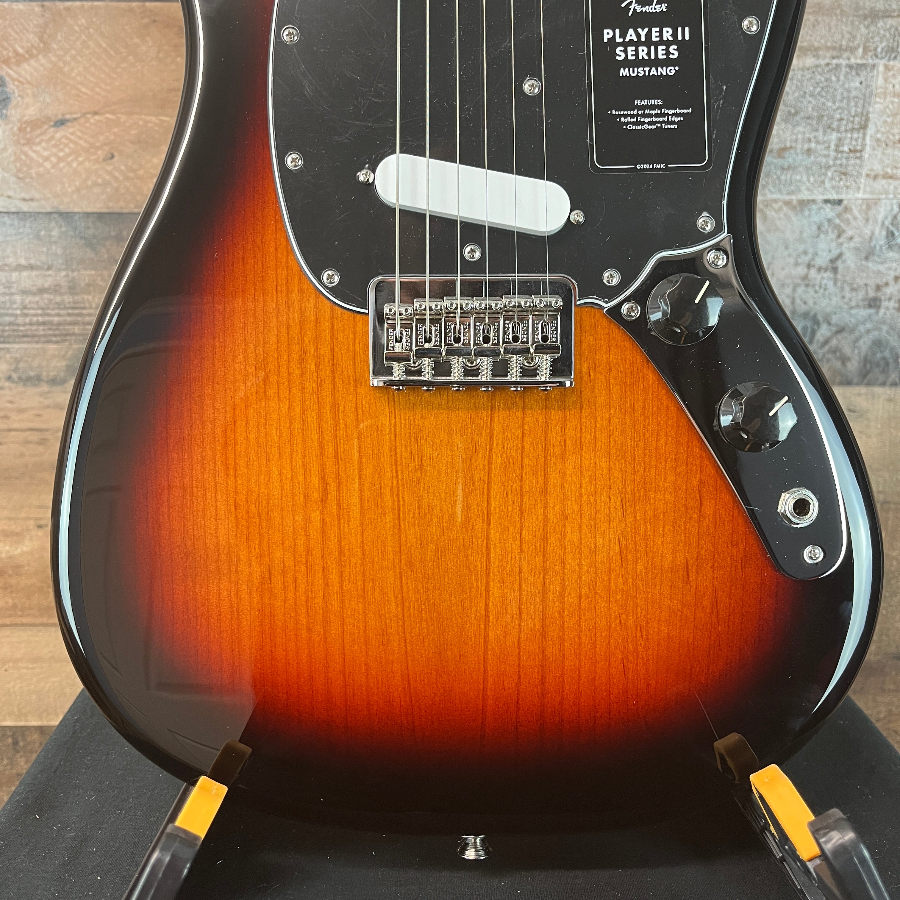 Fender Player II Mustang, 3-tone Sunburst, Maple Neck, 531