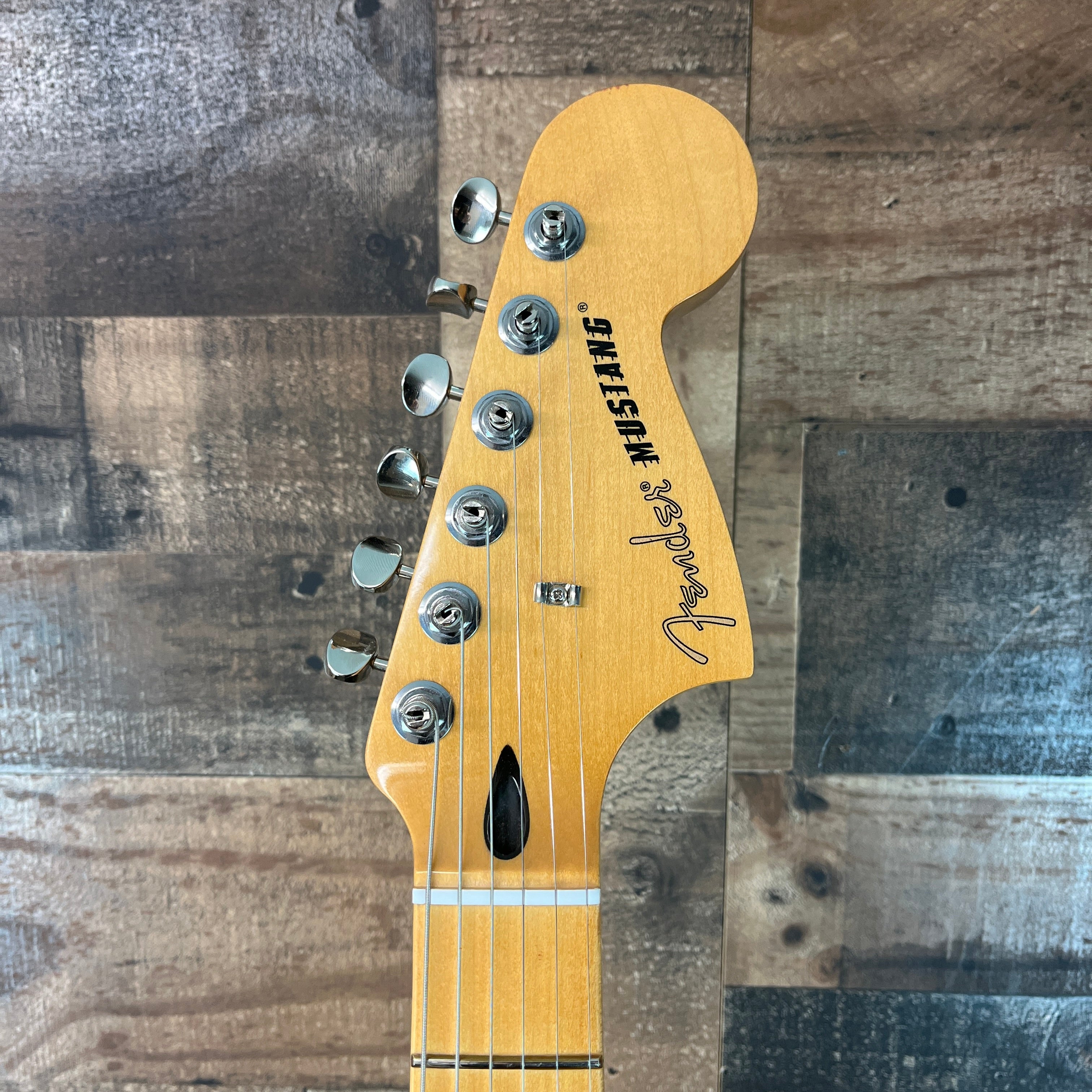 Fender Player II Mustang, 3-tone Sunburst, Maple Neck, 531