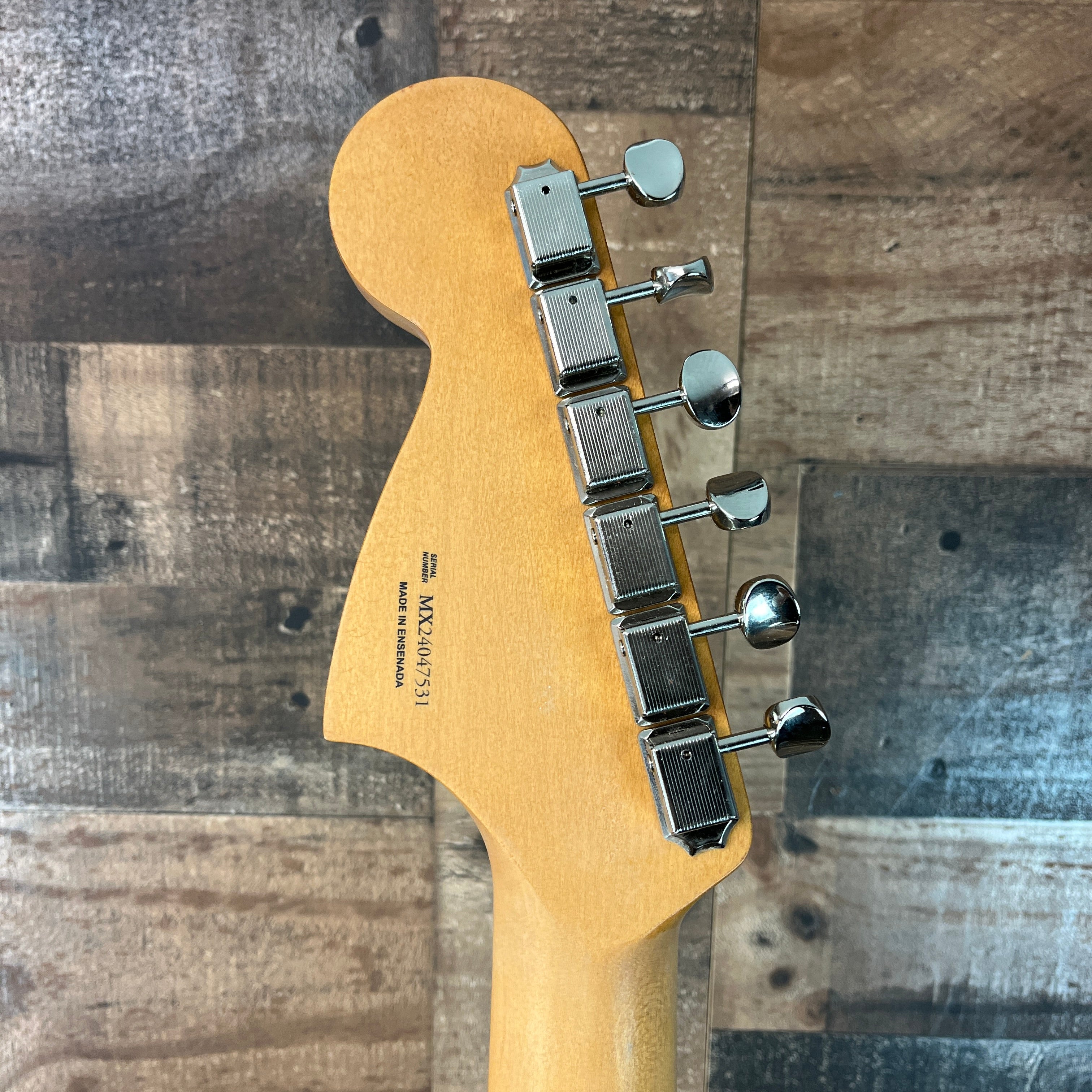 Fender Player II Mustang, 3-tone Sunburst, Maple Neck, 531