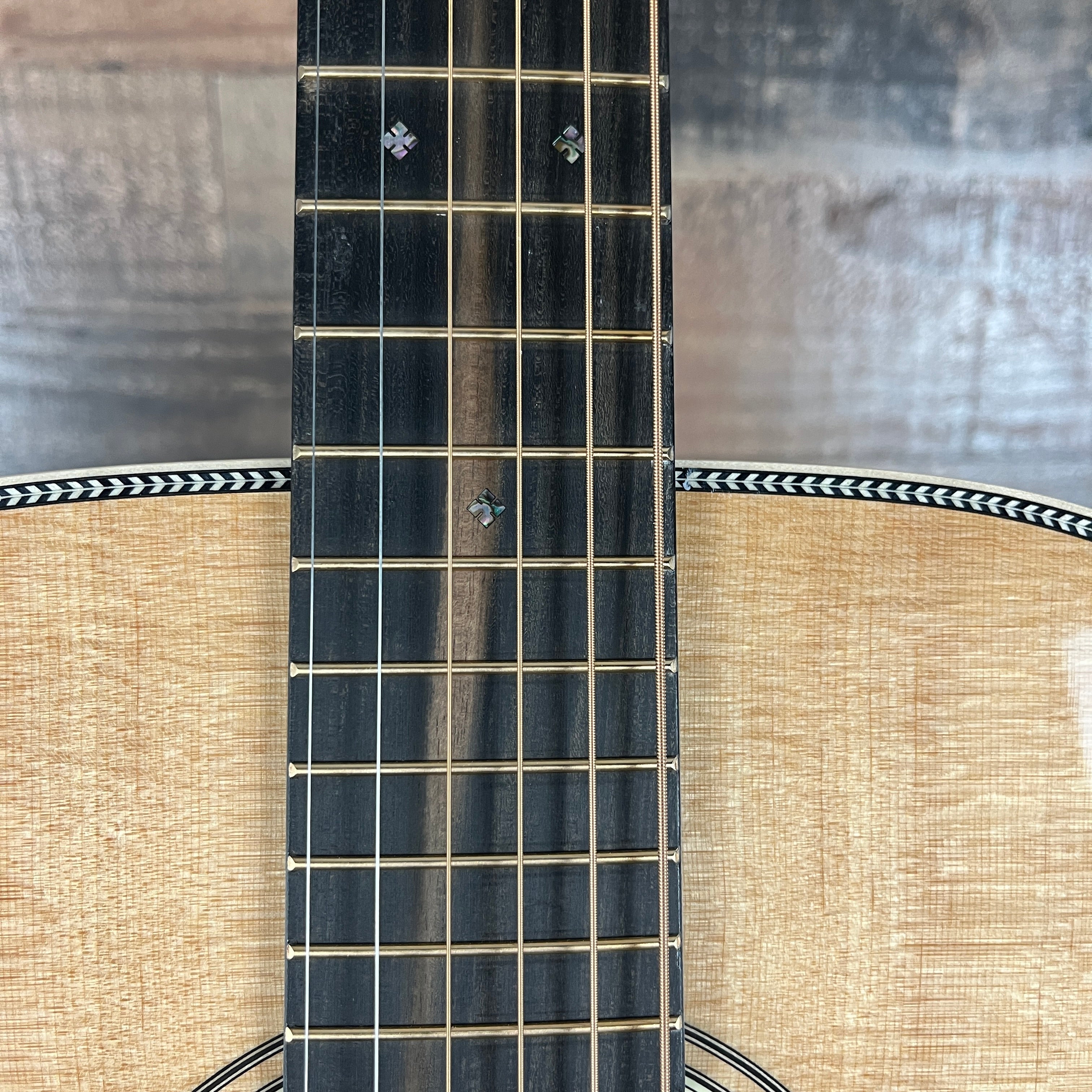 000-28 Modern Deluxe Auditorium Acoustic Guitar Natural, Left-handed, 292