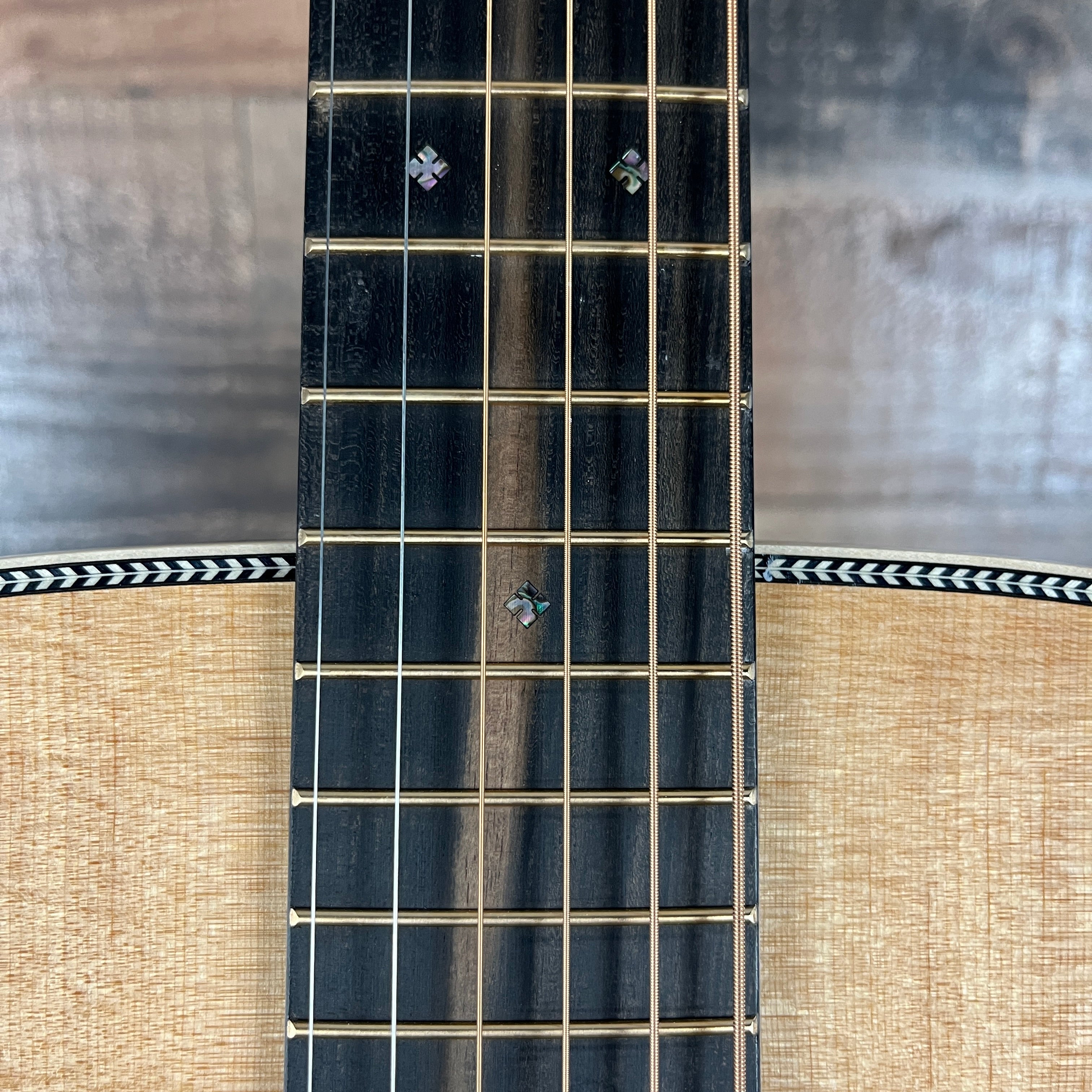 000-28 Modern Deluxe Auditorium Acoustic Guitar Natural, Left-handed, 292