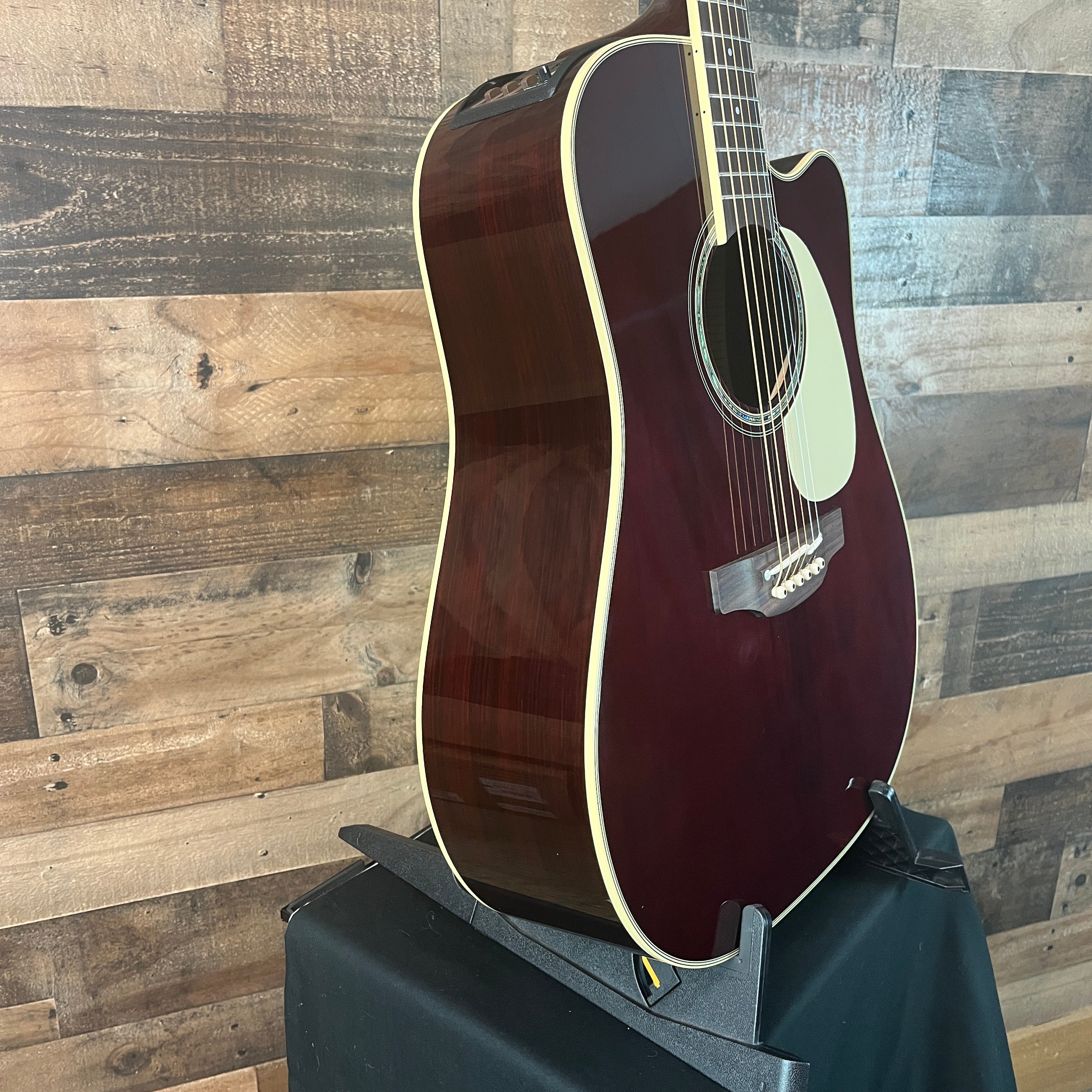 Takamine JJ325SRC John Jorgenson Acoustic/Electric Gloss Red, Hybrid Case, 116