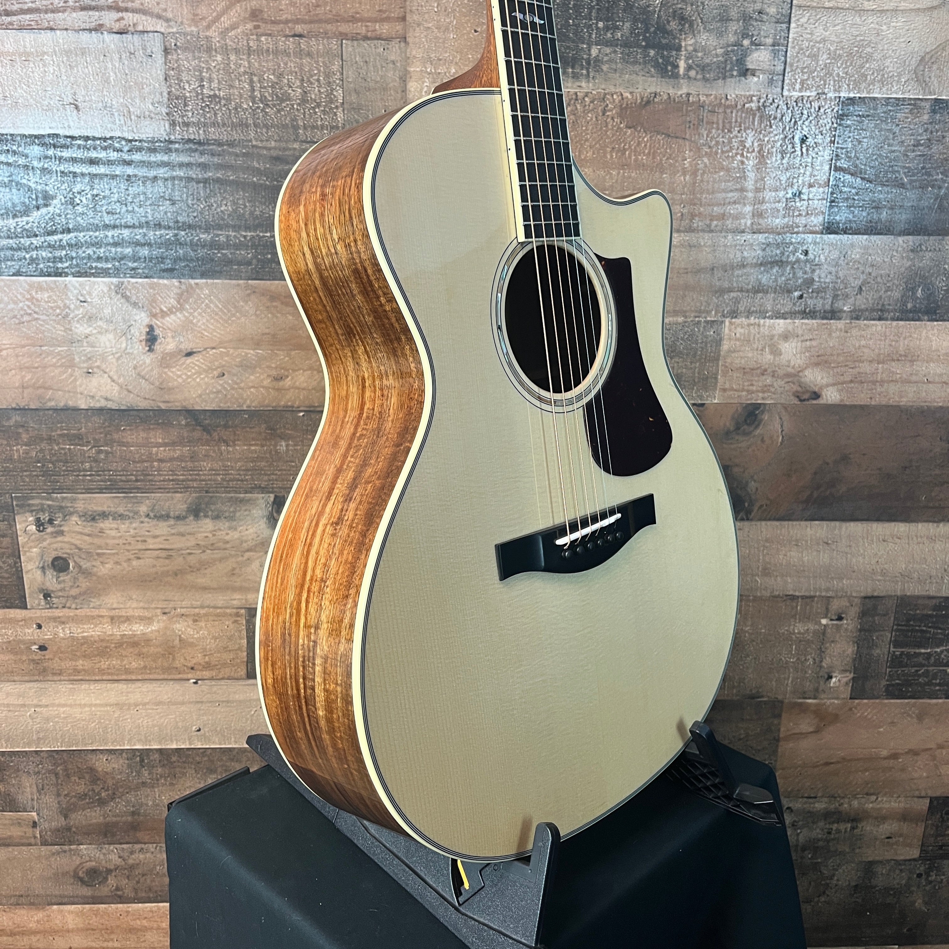 Eastman AC422CE-LTD-KOA Acoustic/electric Guitar, Natural Gloss Finish, Hard Case, 947