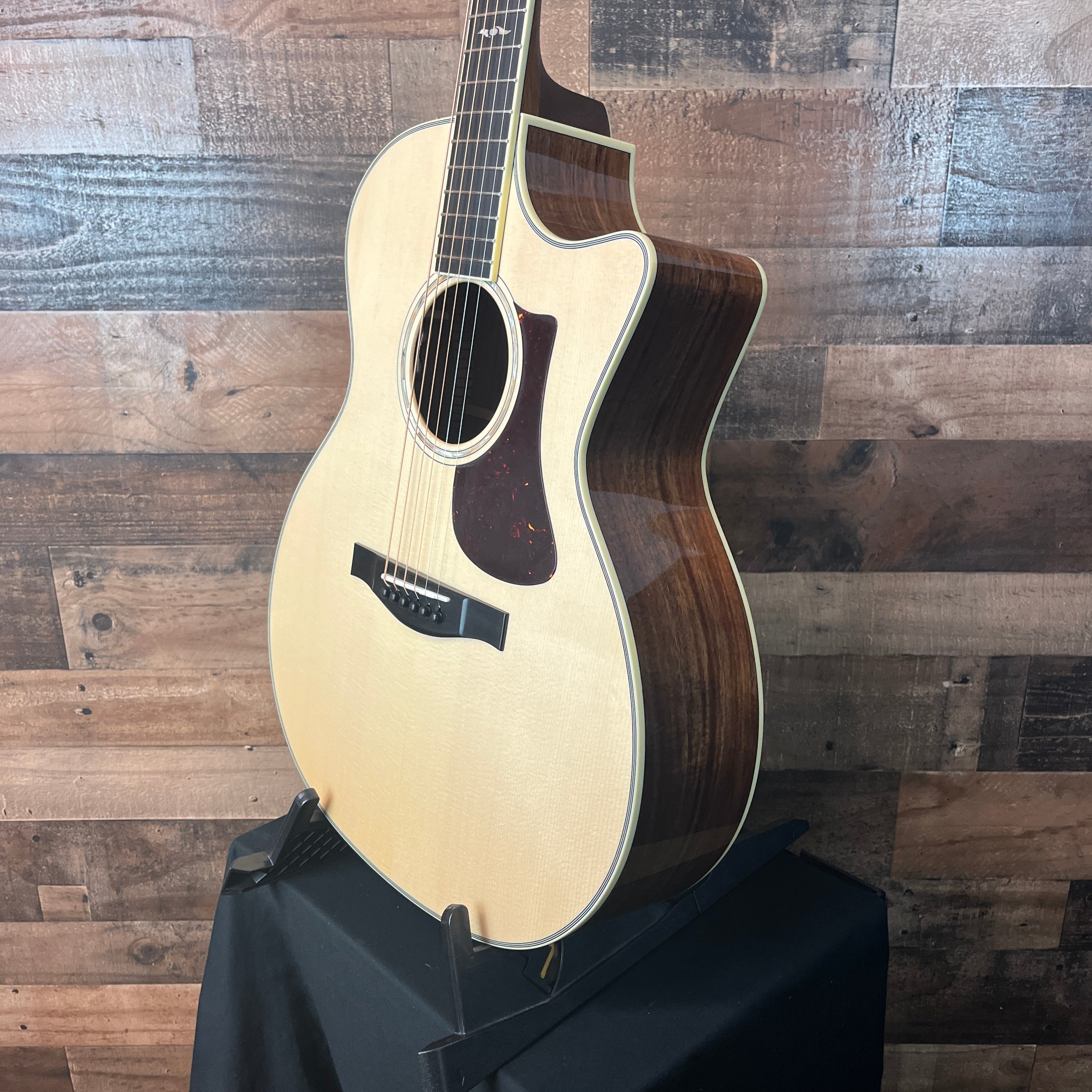 Eastman AC422CE-LTD-KOA Acoustic/electric Guitar, Natural Gloss Finish, Hard Case, 947