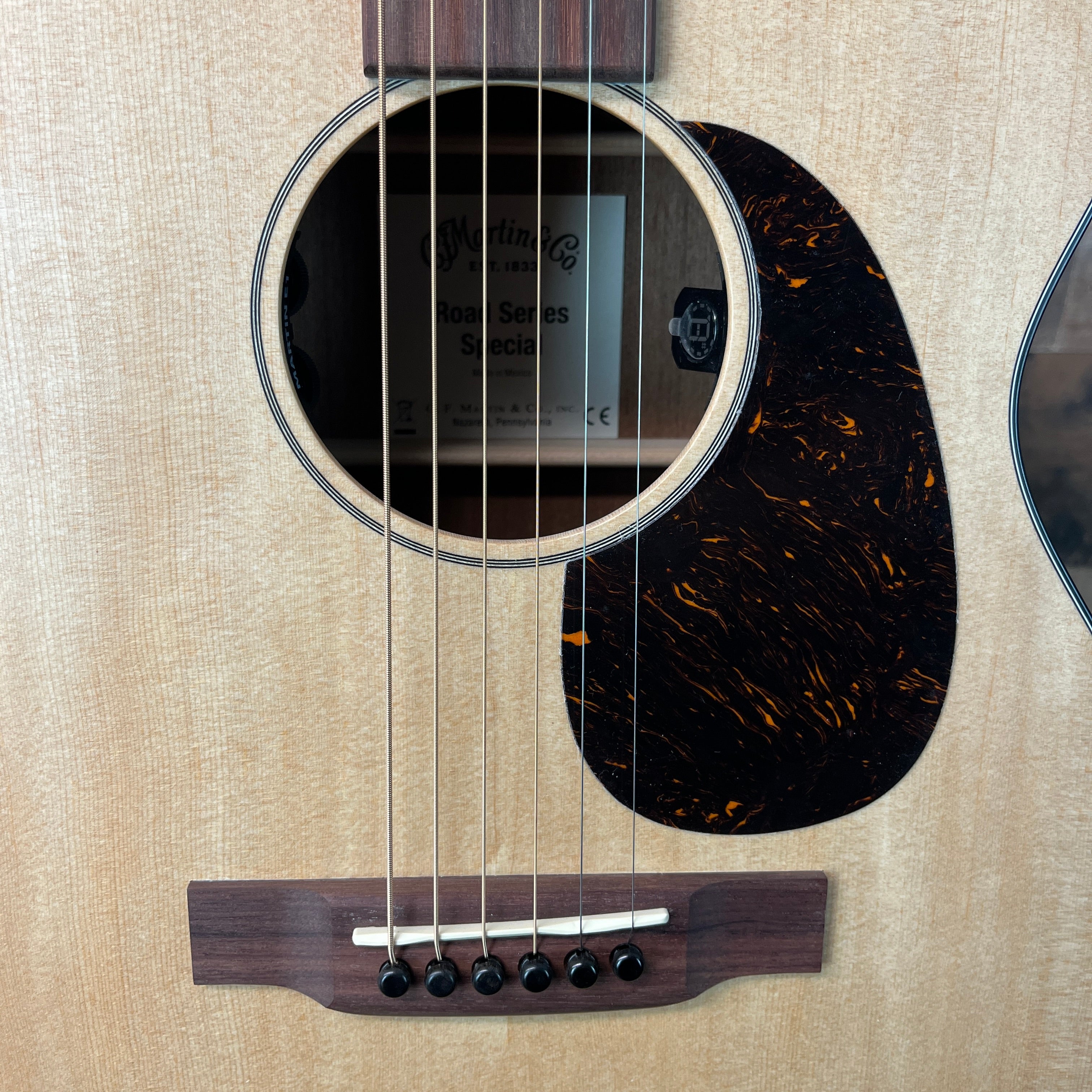 00-10E Road Series Special Acoustic-electric Guitar, Natural, Gig Bag, 197