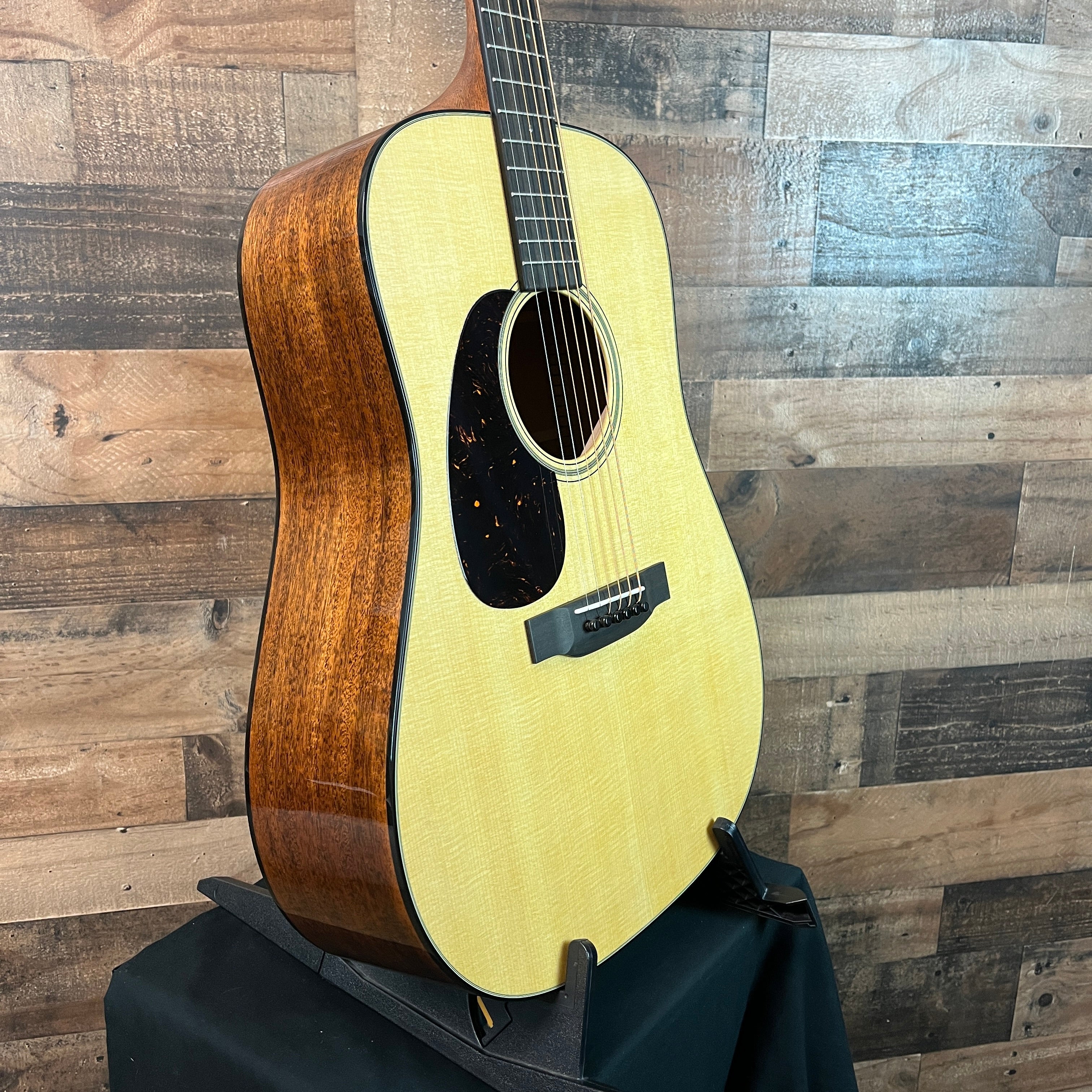 Martin D-18 2025 - Left-Handed, Hard Case, 798