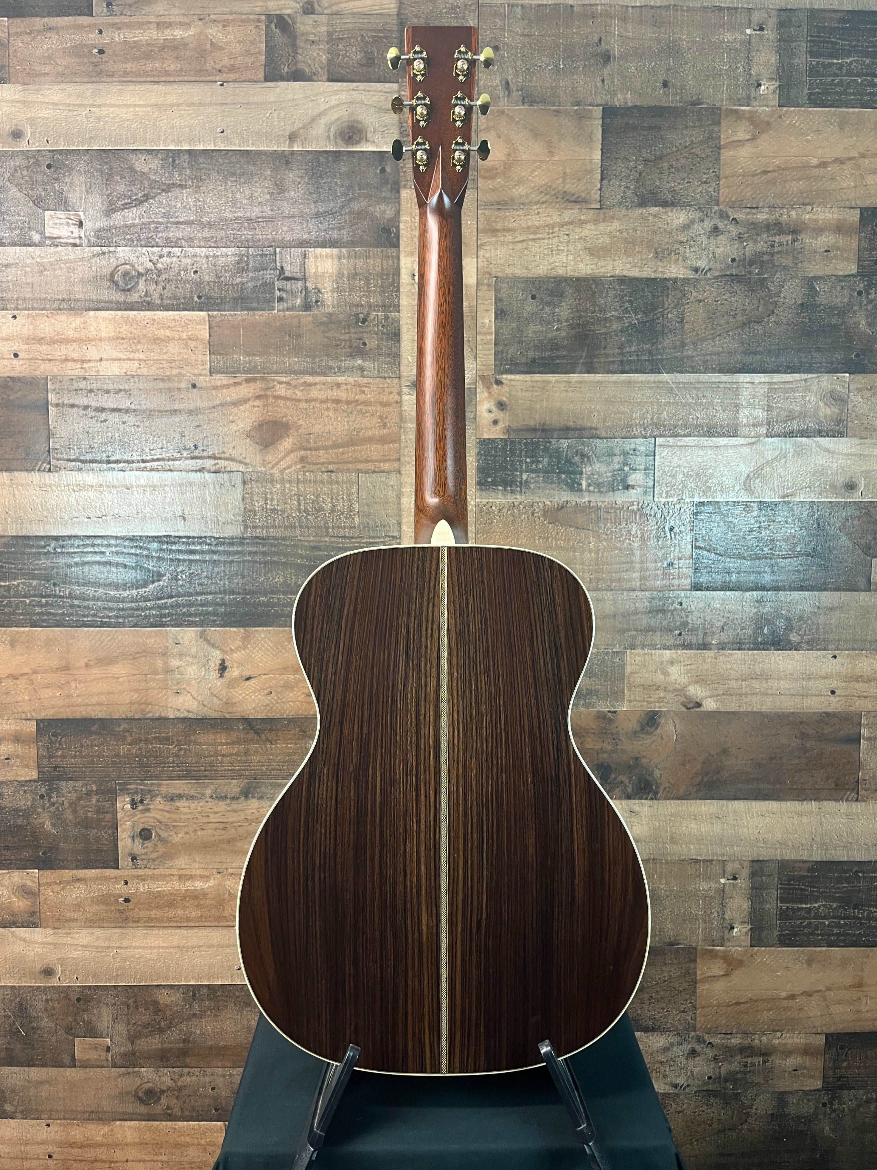 OM-28 Modern Deluxe Acoustic Guitar, Natural Gloss, Hard Case, 500