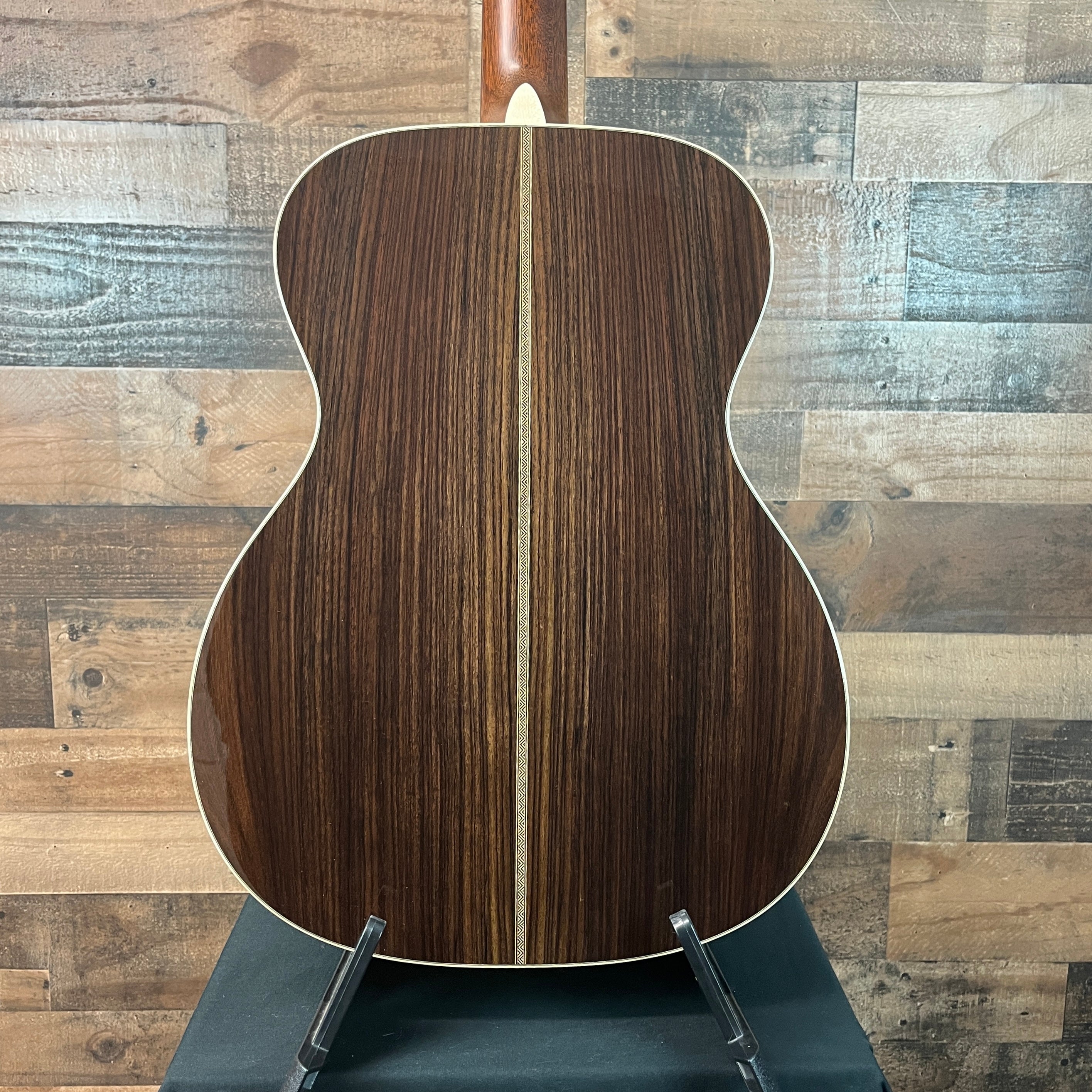 OM-28 Modern Deluxe Acoustic Guitar, Natural Gloss, Hard Case, 500