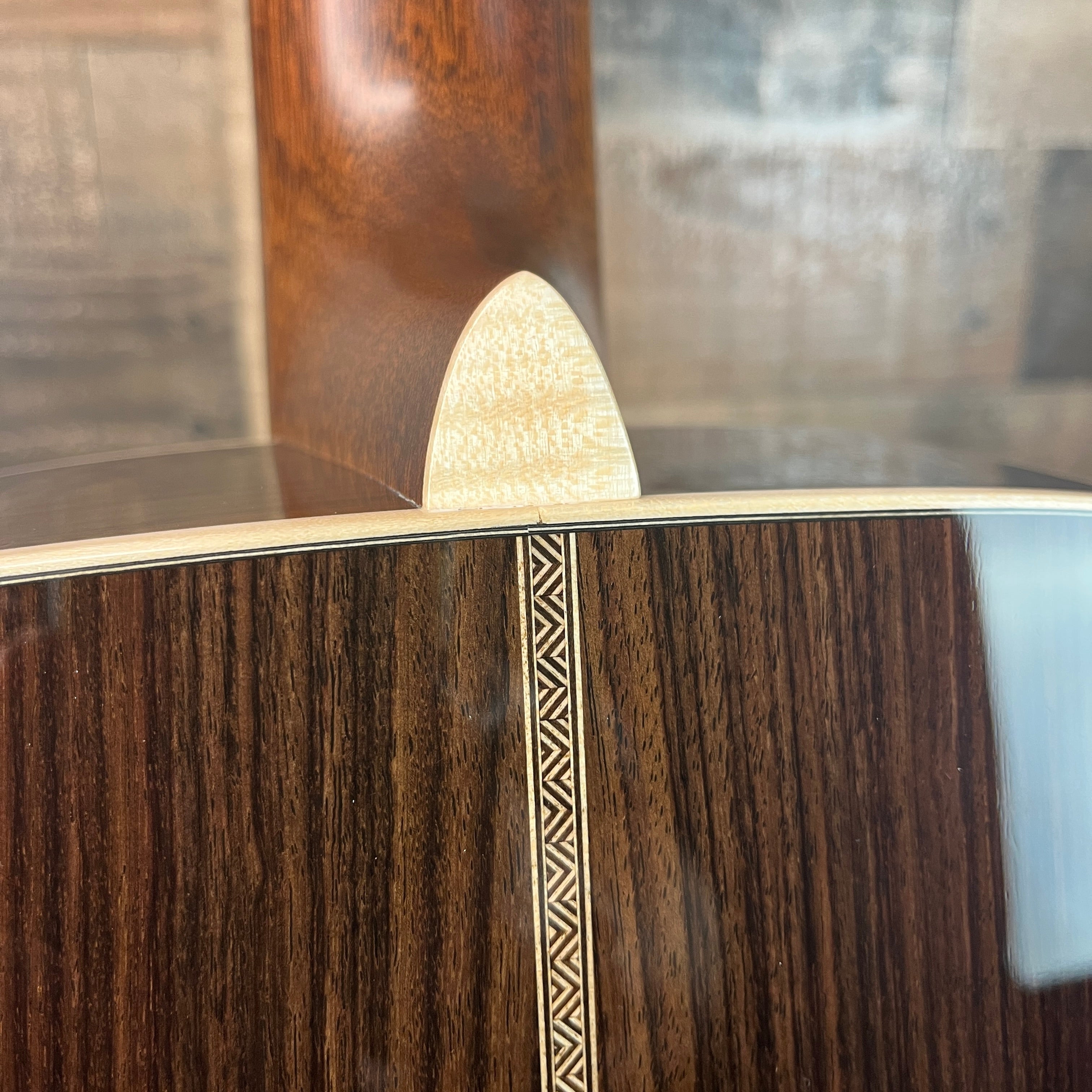 OM-28 Modern Deluxe Acoustic Guitar, Natural Gloss, Hard Case, 500