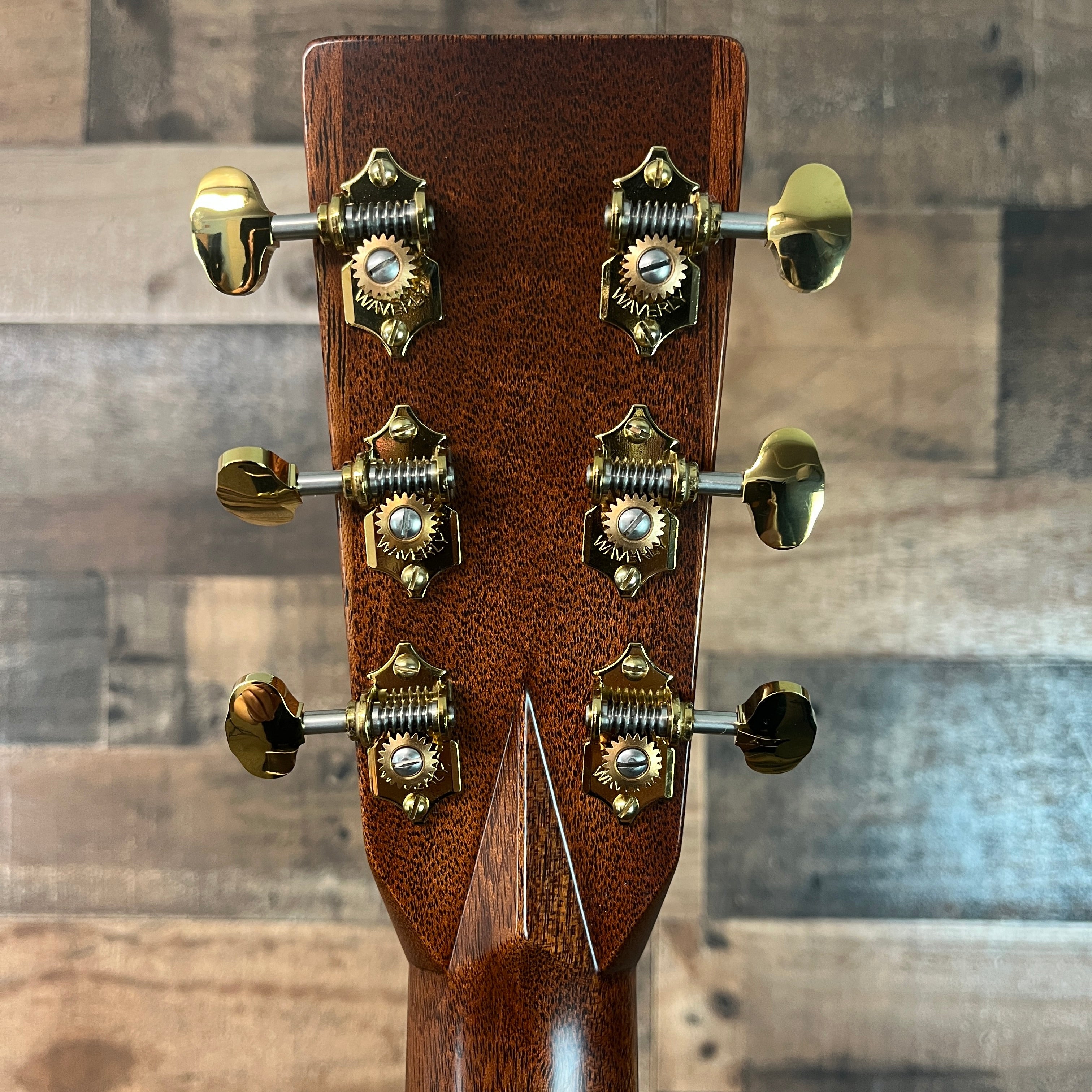 OM-28 Modern Deluxe Acoustic Guitar, Natural Gloss, Hard Case, 500