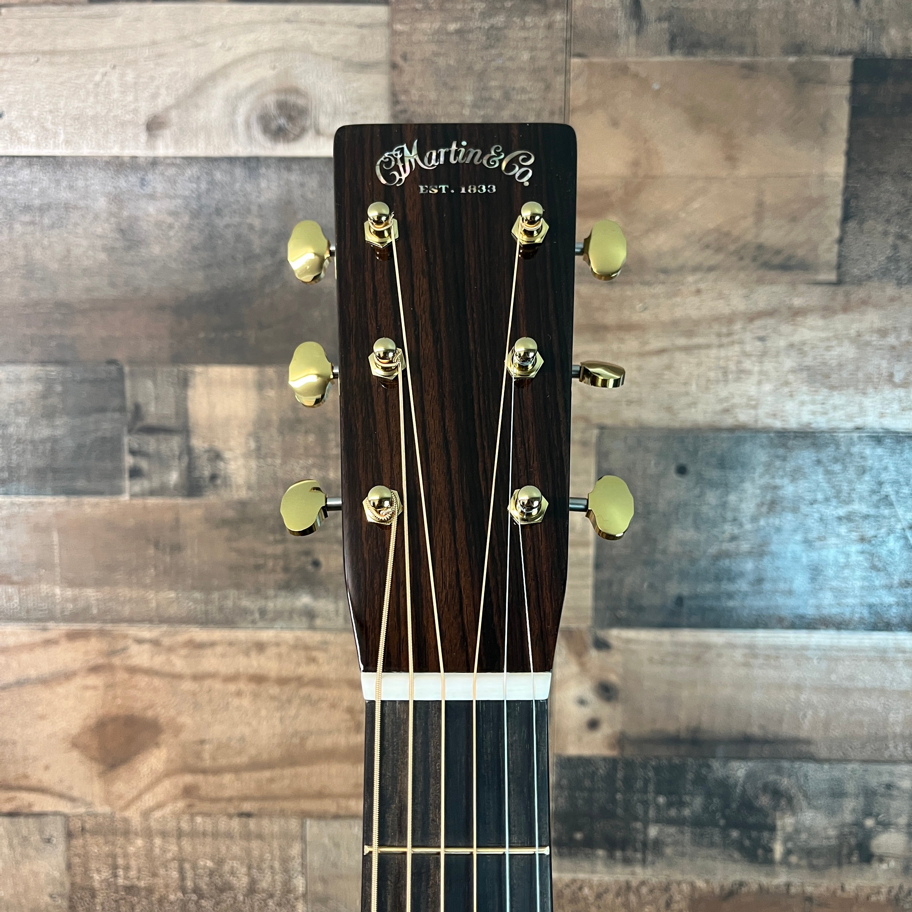 OM-28 Modern Deluxe Acoustic Guitar, Natural Gloss, Hard Case, 500