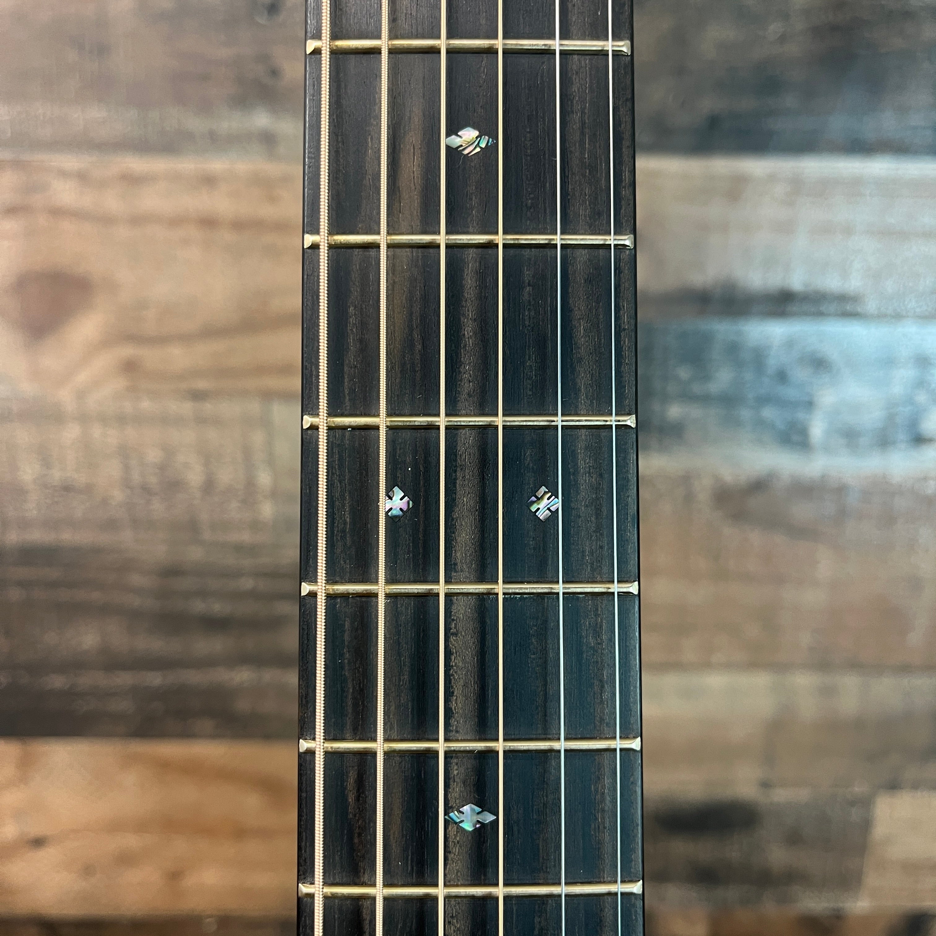 OM-28 Modern Deluxe Acoustic Guitar, Natural Gloss, Hard Case, 500