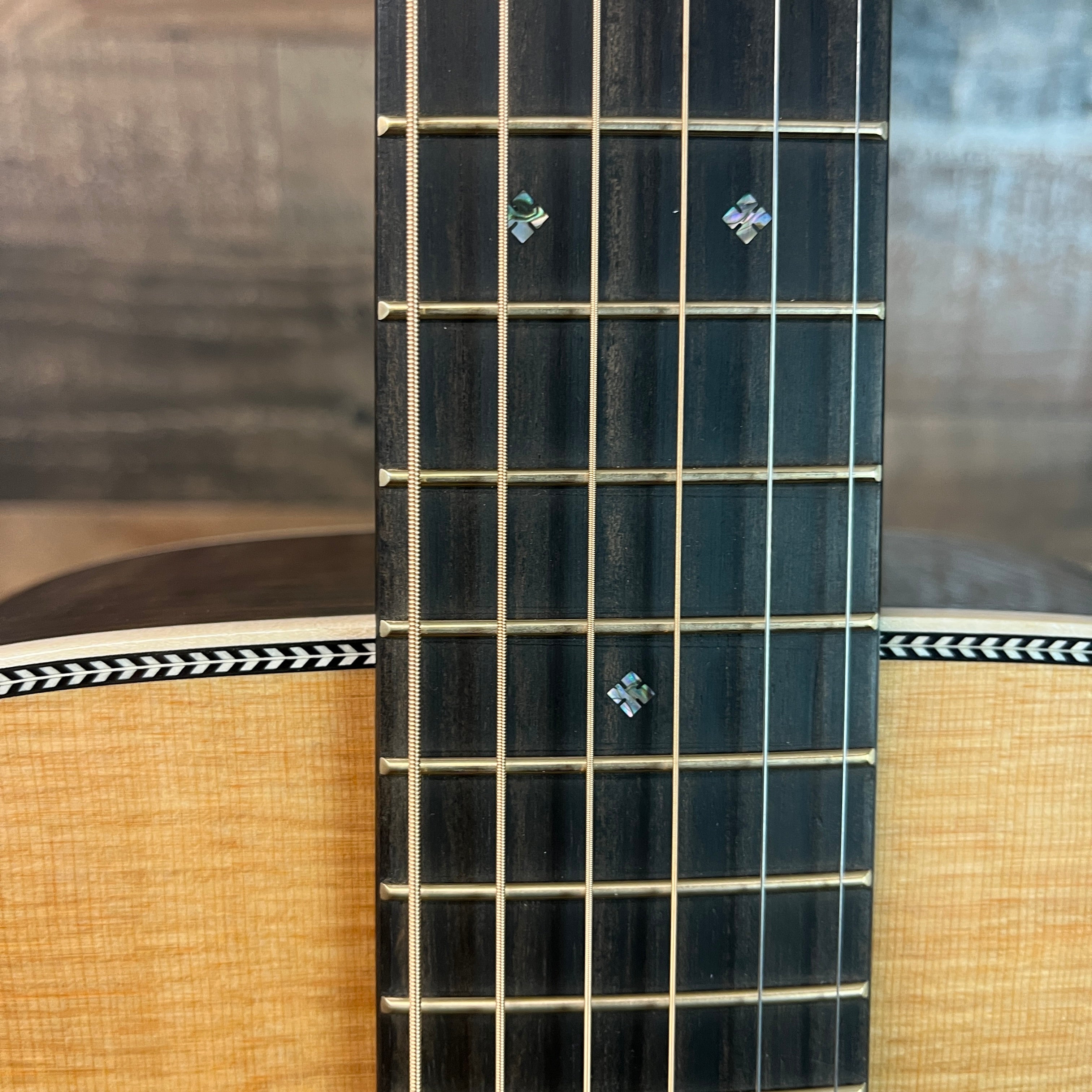 OM-28 Modern Deluxe Acoustic Guitar, Natural Gloss, Hard Case, 500