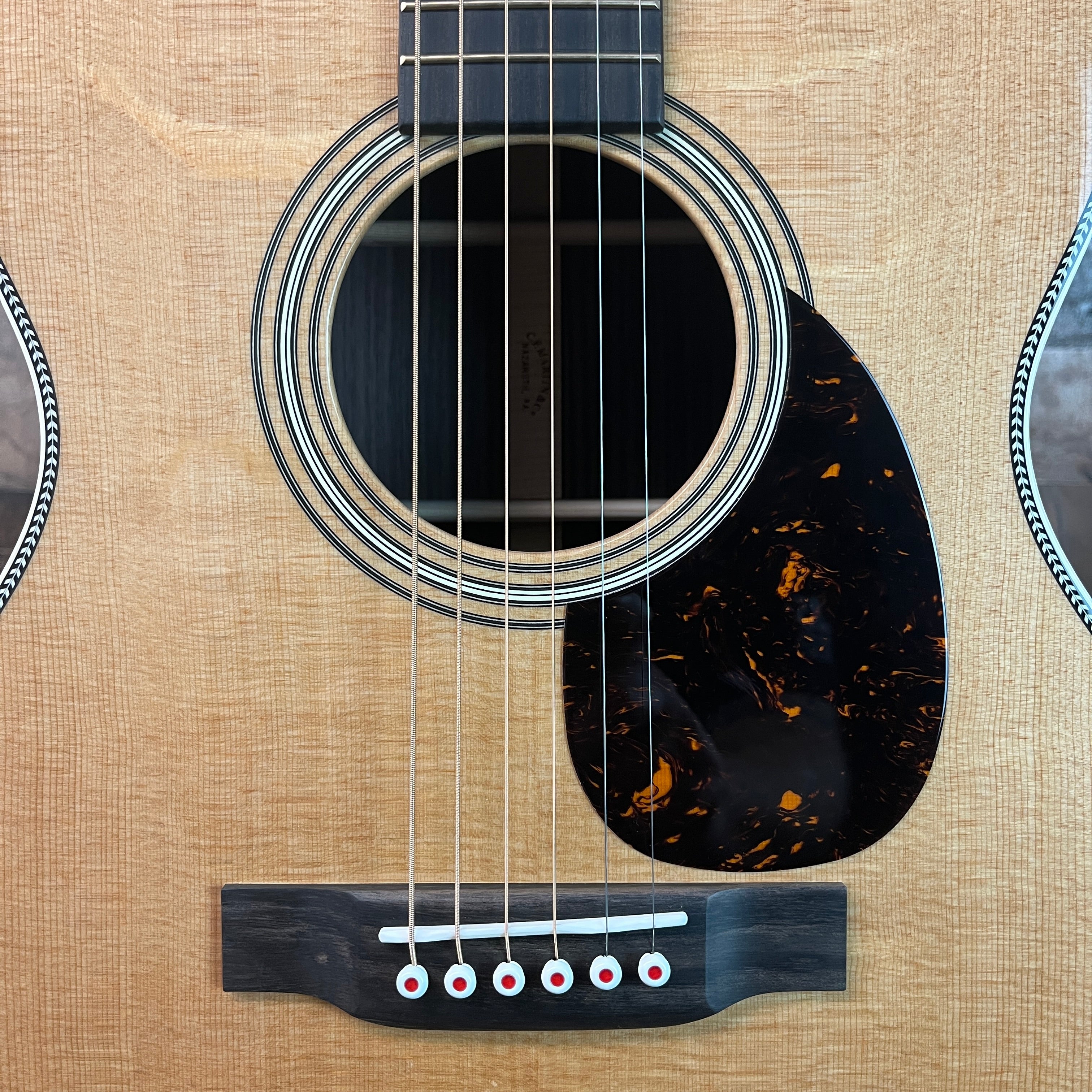 OM-28 Modern Deluxe Acoustic Guitar, Natural Gloss, Hard Case, 500